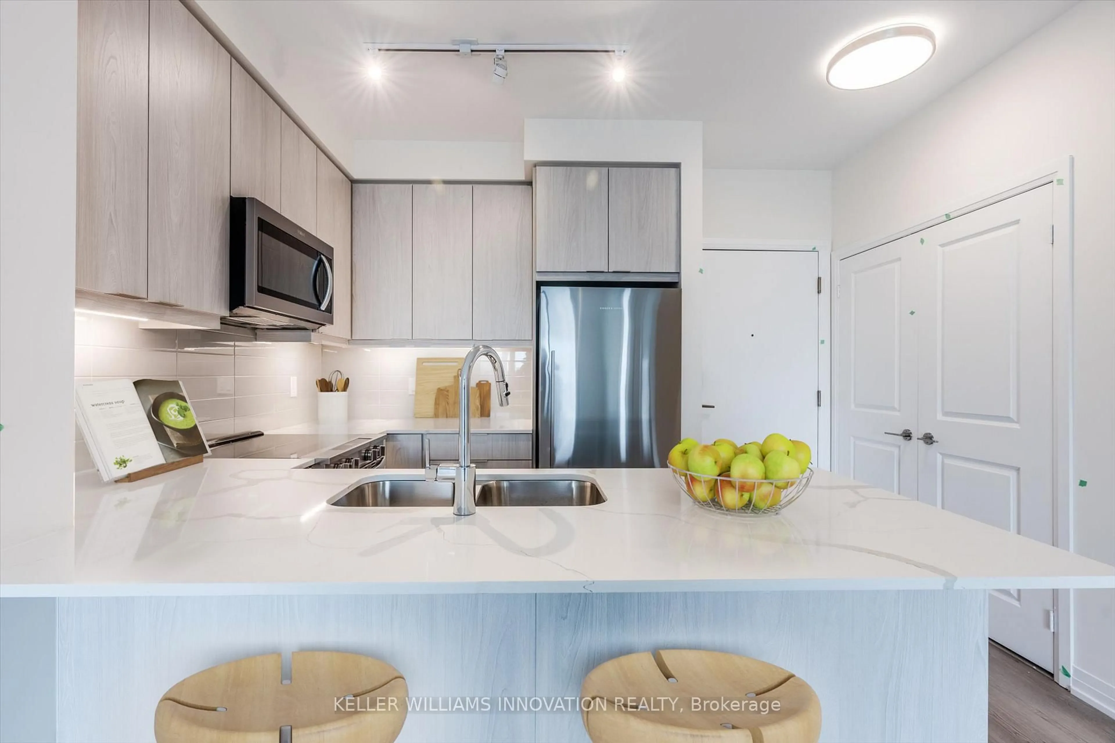 Open concept kitchen, ceramic/tile floor for 15 Watergarden Dr #702, Mississauga Ontario L5R 0H4