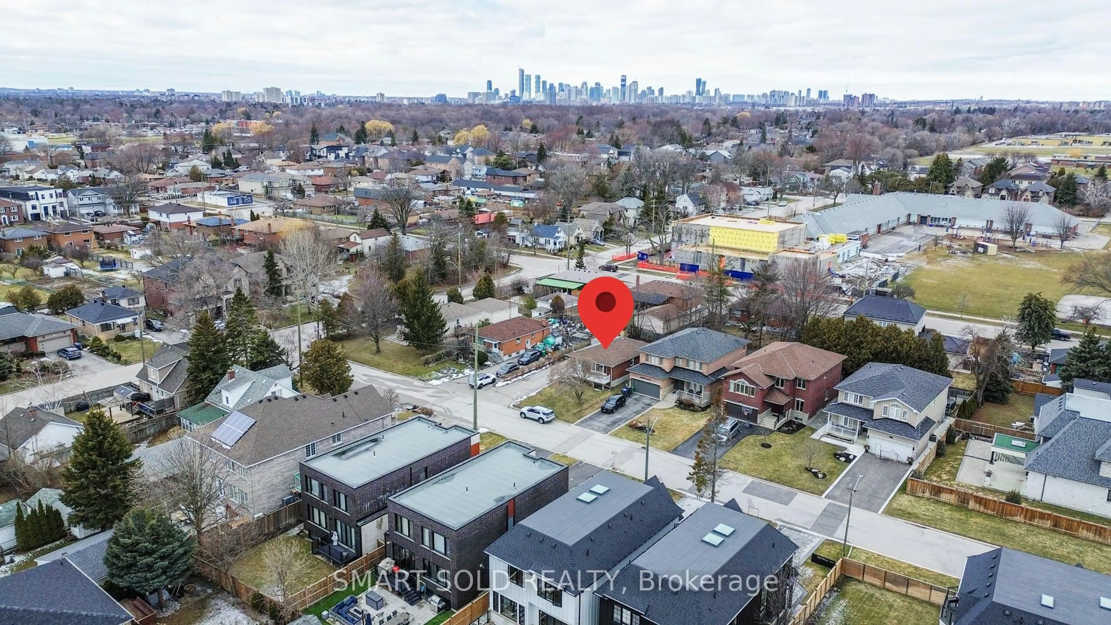 A pic from outside/outdoor area/front of a property/back of a property/a pic from drone, city buildings view from balcony for 995 Garrard Ave, Mississauga Ontario L5E 1L4