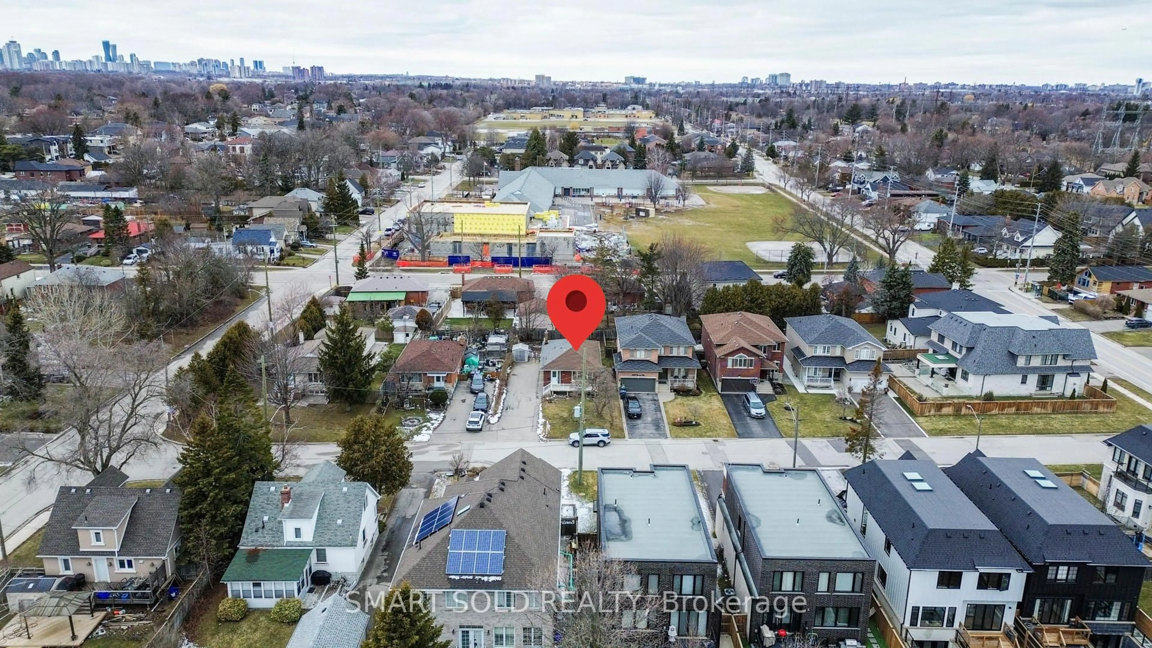 A pic from outside/outdoor area/front of a property/back of a property/a pic from drone, city buildings view from balcony for 995 Garrard Ave, Mississauga Ontario L5E 1L4