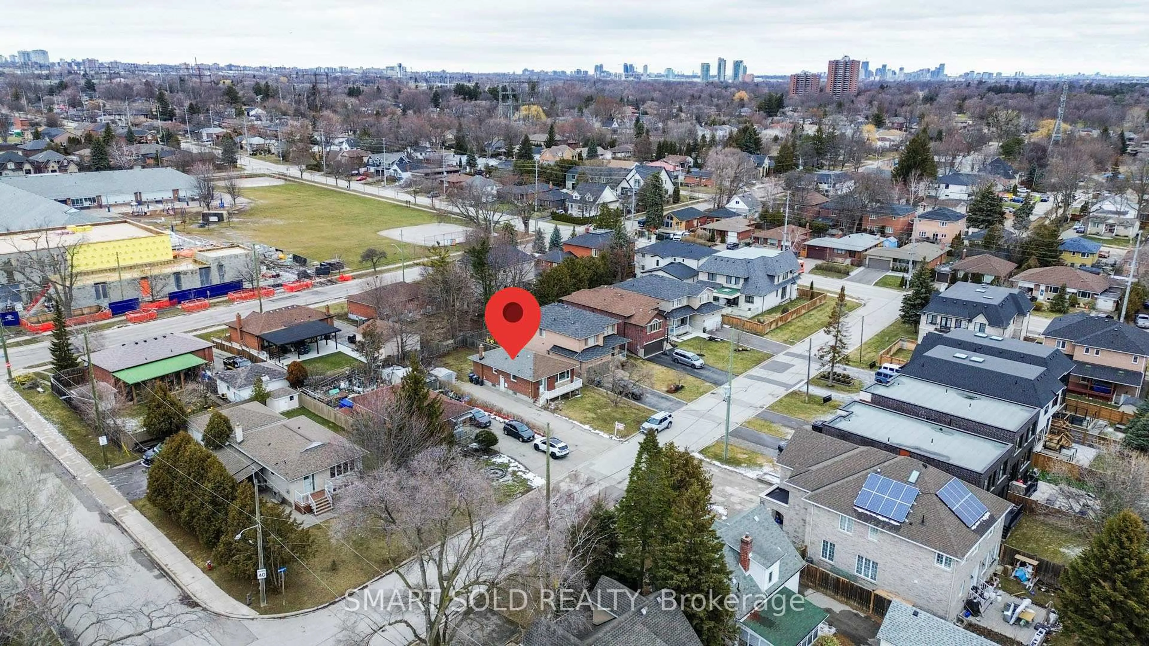 A pic from outside/outdoor area/front of a property/back of a property/a pic from drone, city buildings view from balcony for 995 Garrard Ave, Mississauga Ontario L5E 1L4