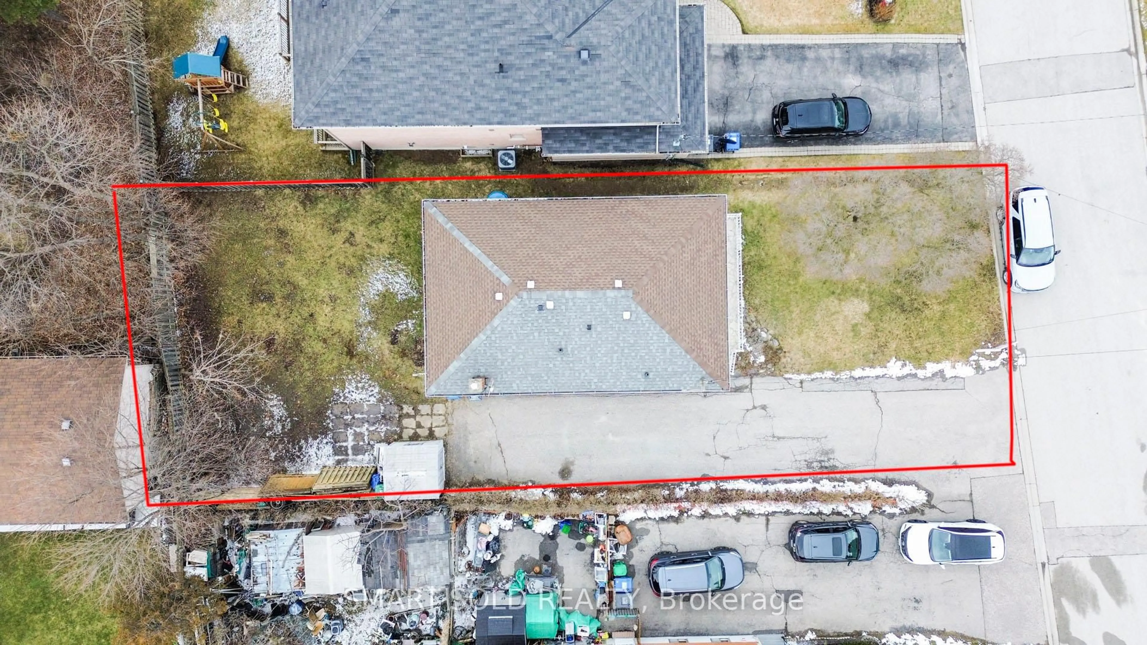 A pic from outside/outdoor area/front of a property/back of a property/a pic from drone, building for 995 Garrard Ave, Mississauga Ontario L5E 1L4