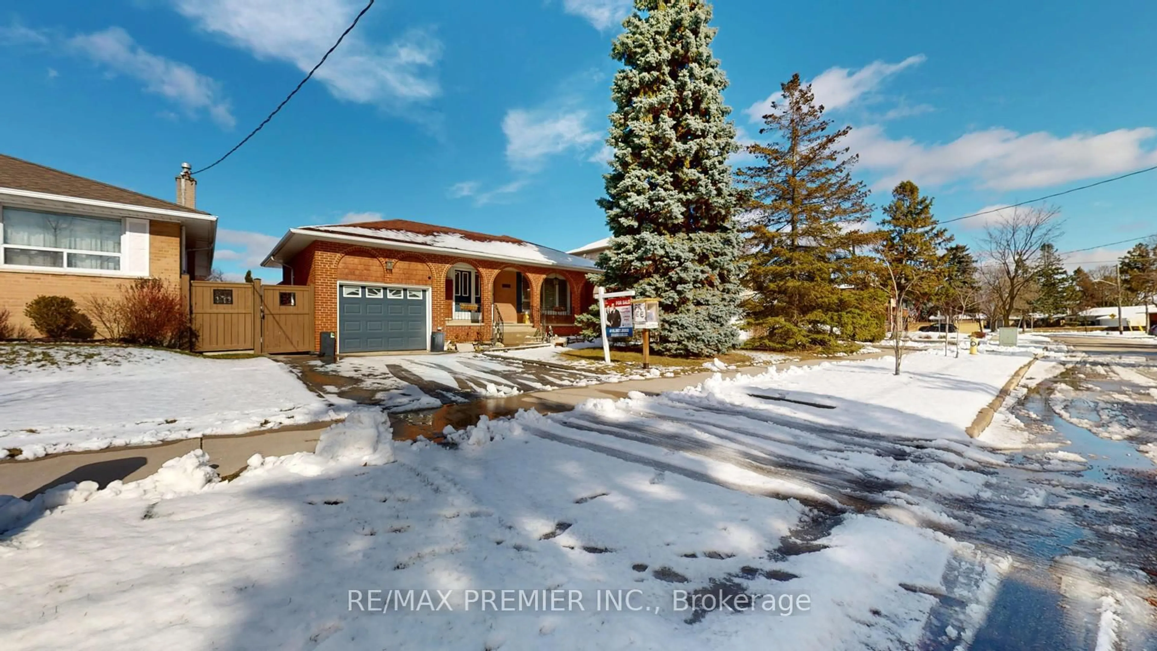 A pic from outside/outdoor area/front of a property/back of a property/a pic from drone, street for 160 Verobeach Blvd, Toronto Ontario M9M 1R3