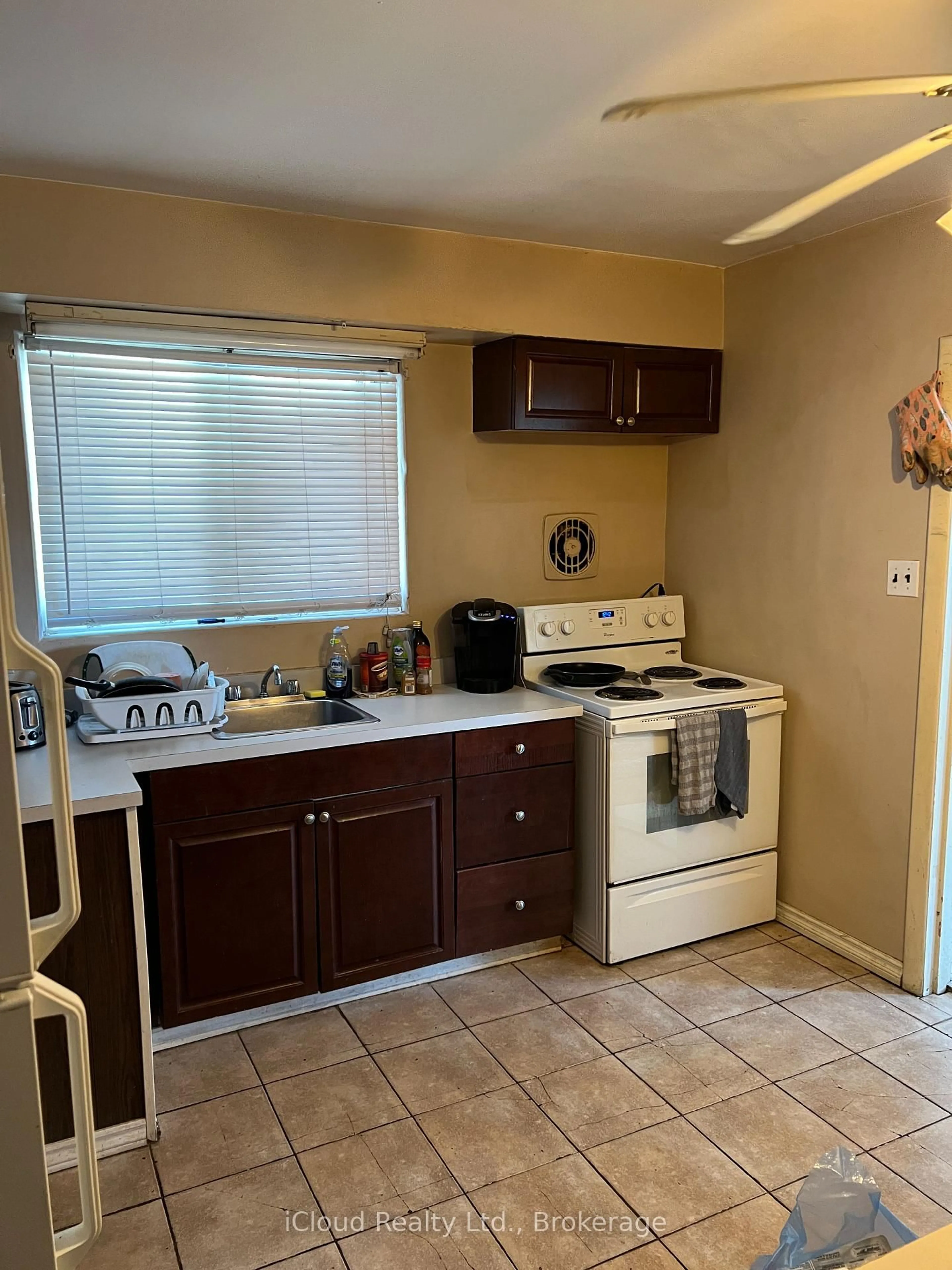 Standard kitchen, ceramic/tile floor for 3587 Ashcroft Cres, Mississauga Ontario L5C 2E6