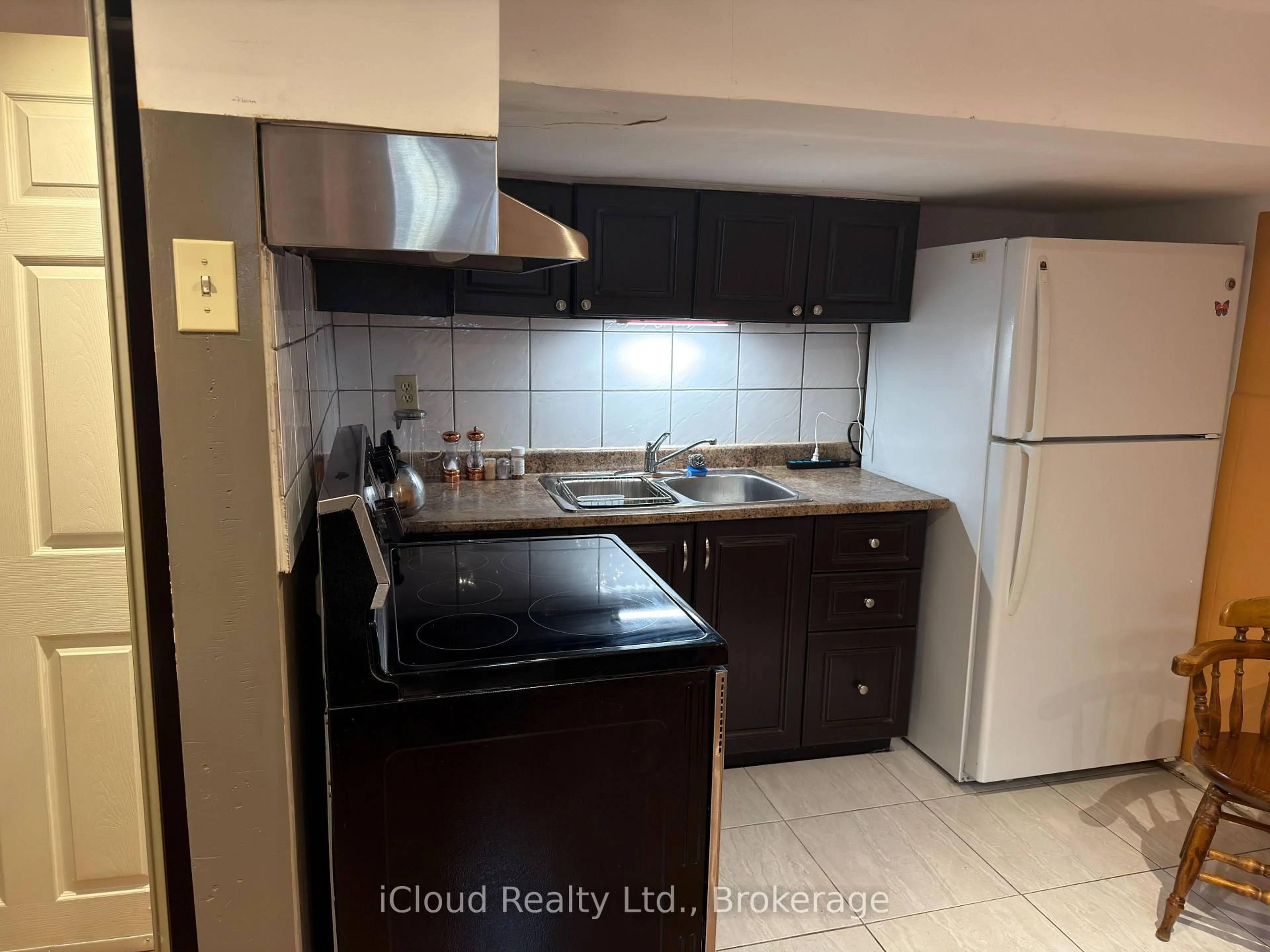 Standard kitchen, unknown for 3587 Ashcroft Cres, Mississauga Ontario L5C 2E6