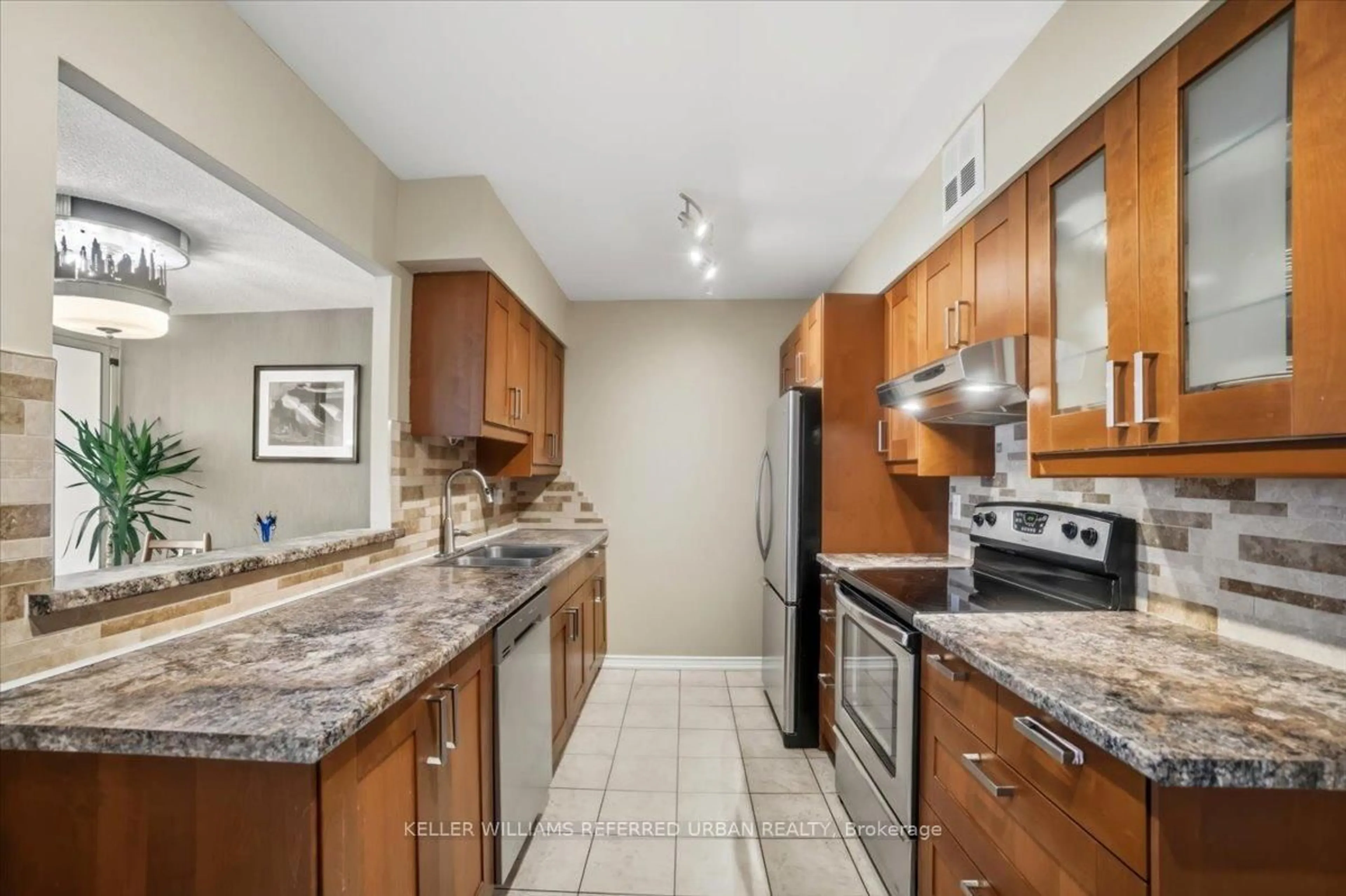 Standard kitchen, ceramic/tile floor for 55 Elm Dr #910, Mississauga Ontario L5B 3Z3