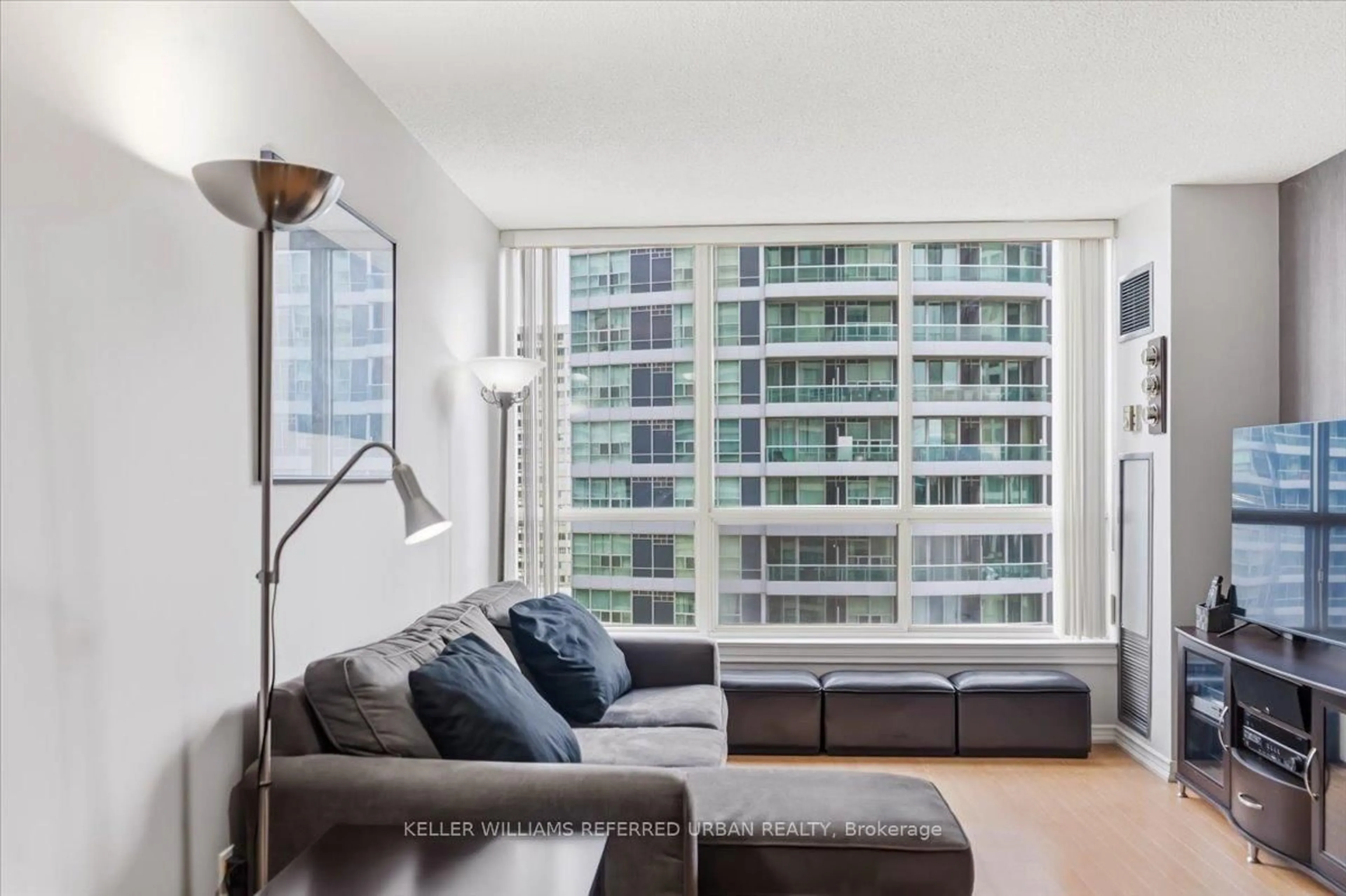 Living room with furniture, unknown for 55 Elm Dr #910, Mississauga Ontario L5B 3Z3