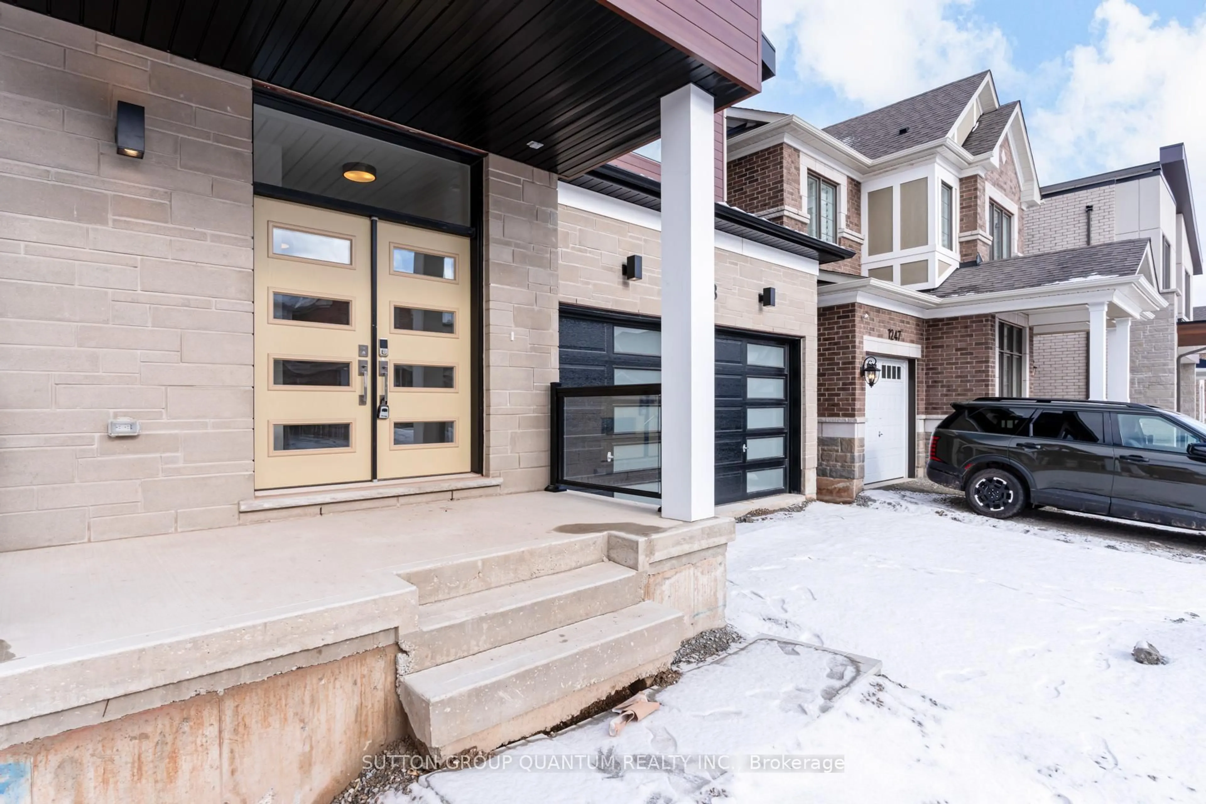 Indoor foyer for 1243 Black Bear Tr, Oakville Ontario L6H 8B2