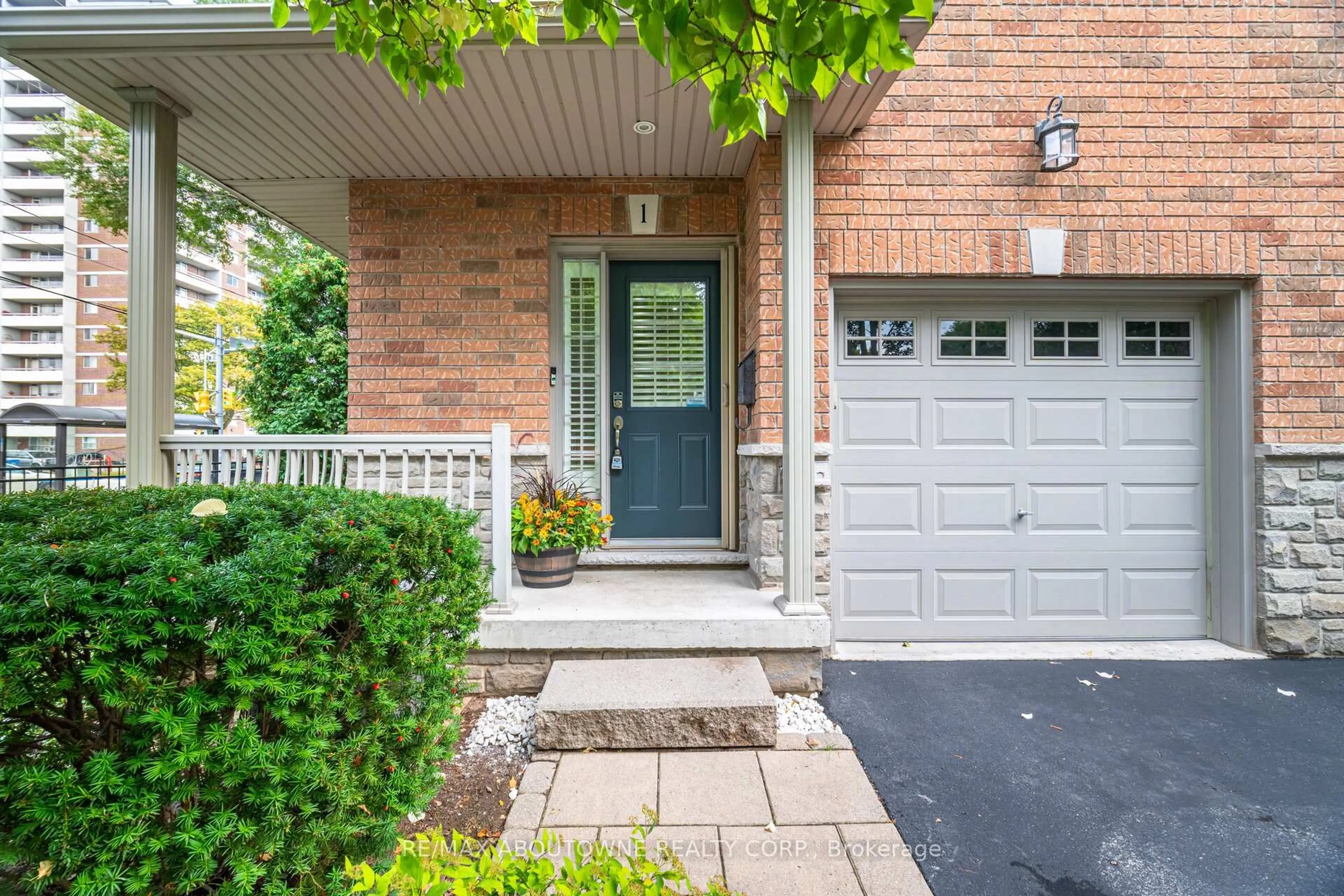 Home with brick exterior material, street for 540 Guelph Line #1, Burlington Ontario L7R 3M4