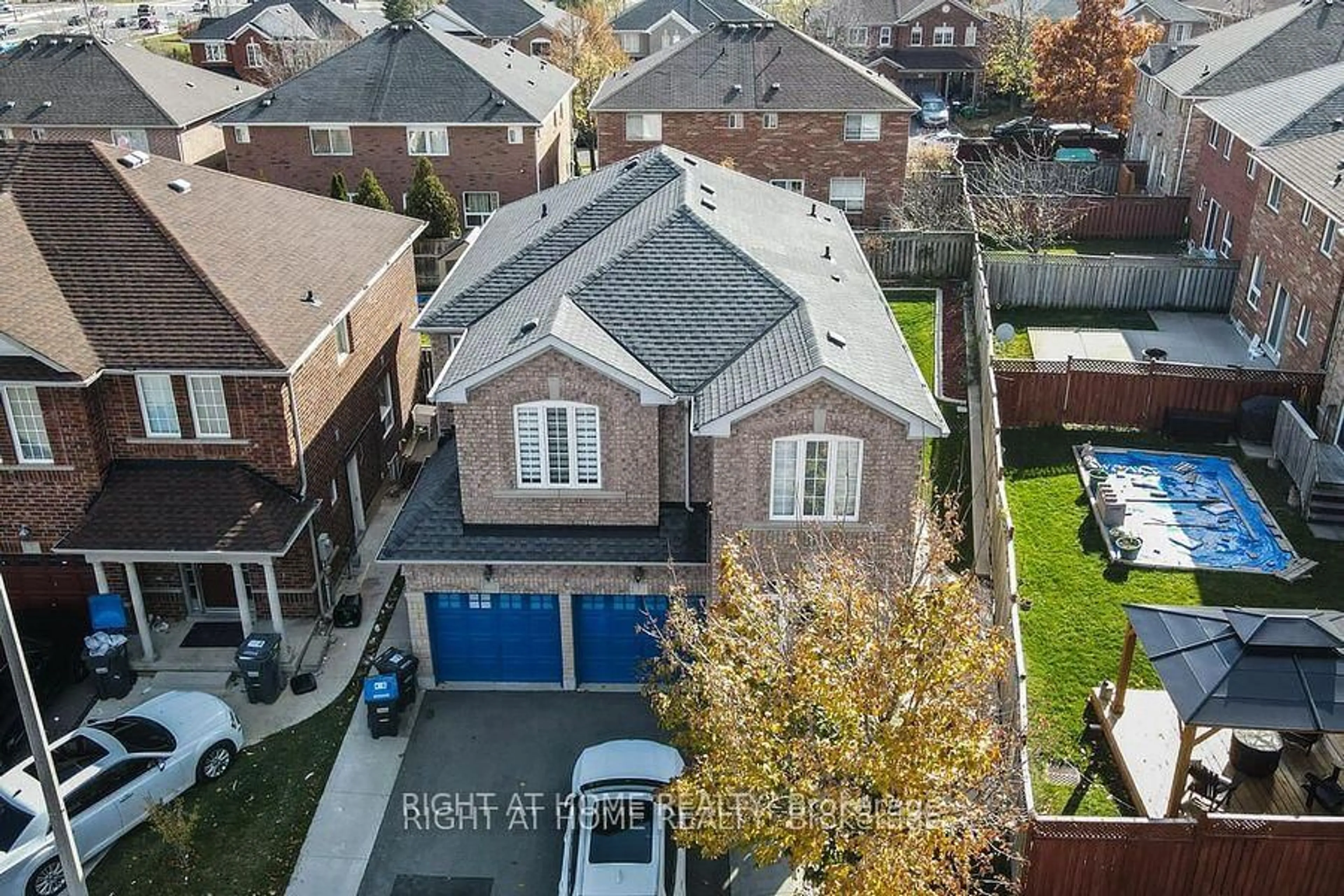A pic from outside/outdoor area/front of a property/back of a property/a pic from drone, street for 3 SILVERBELL Crt, Brampton Ontario L7A 3V3