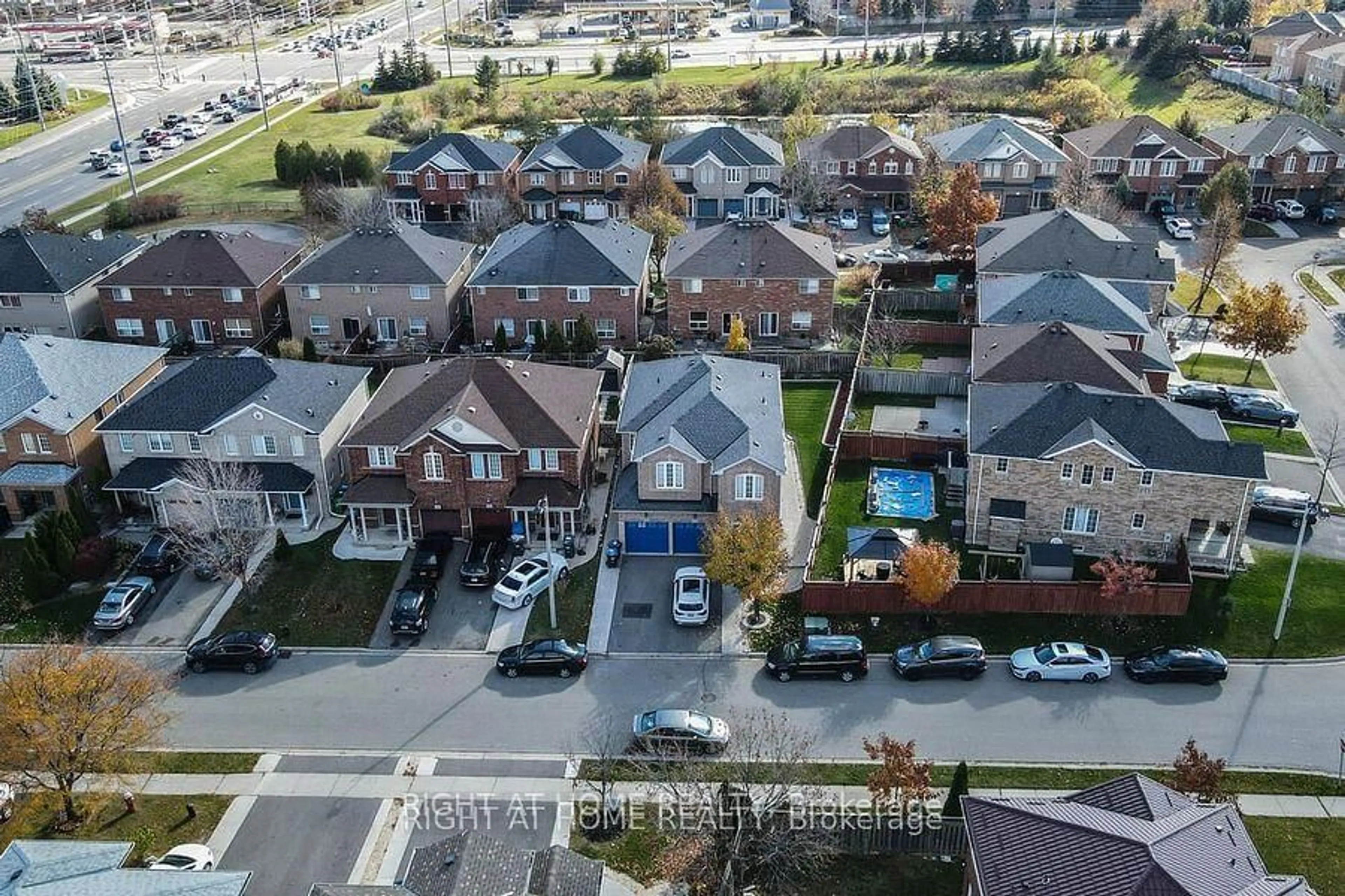 A pic from outside/outdoor area/front of a property/back of a property/a pic from drone, street for 3 SILVERBELL Crt, Brampton Ontario L7A 3V3