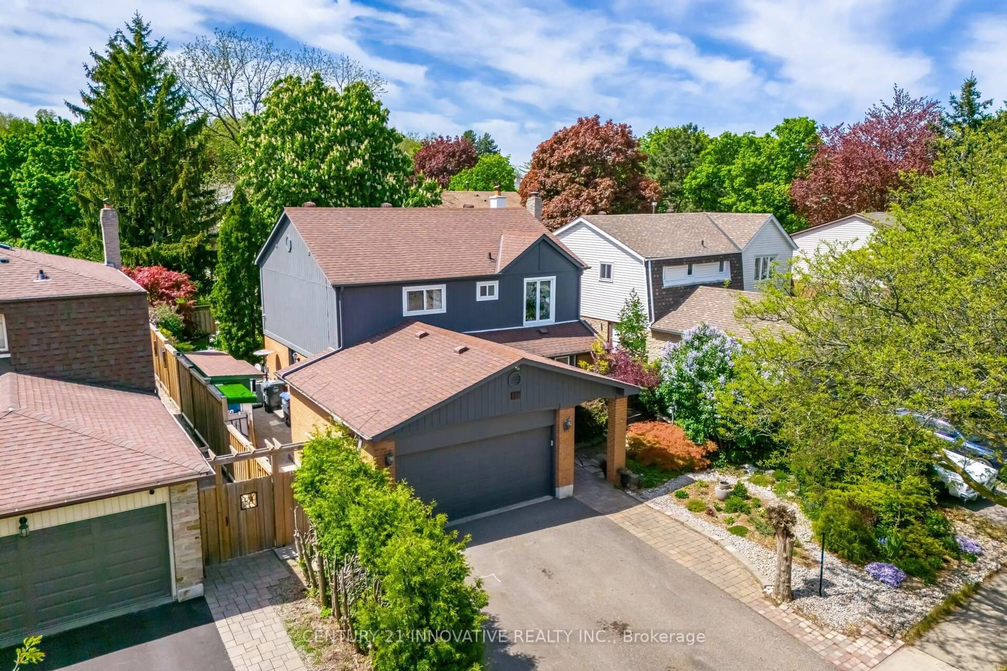 A pic from outside/outdoor area/front of a property/back of a property/a pic from drone, street for 37 Massey St, Brampton Ontario L6S 2V7