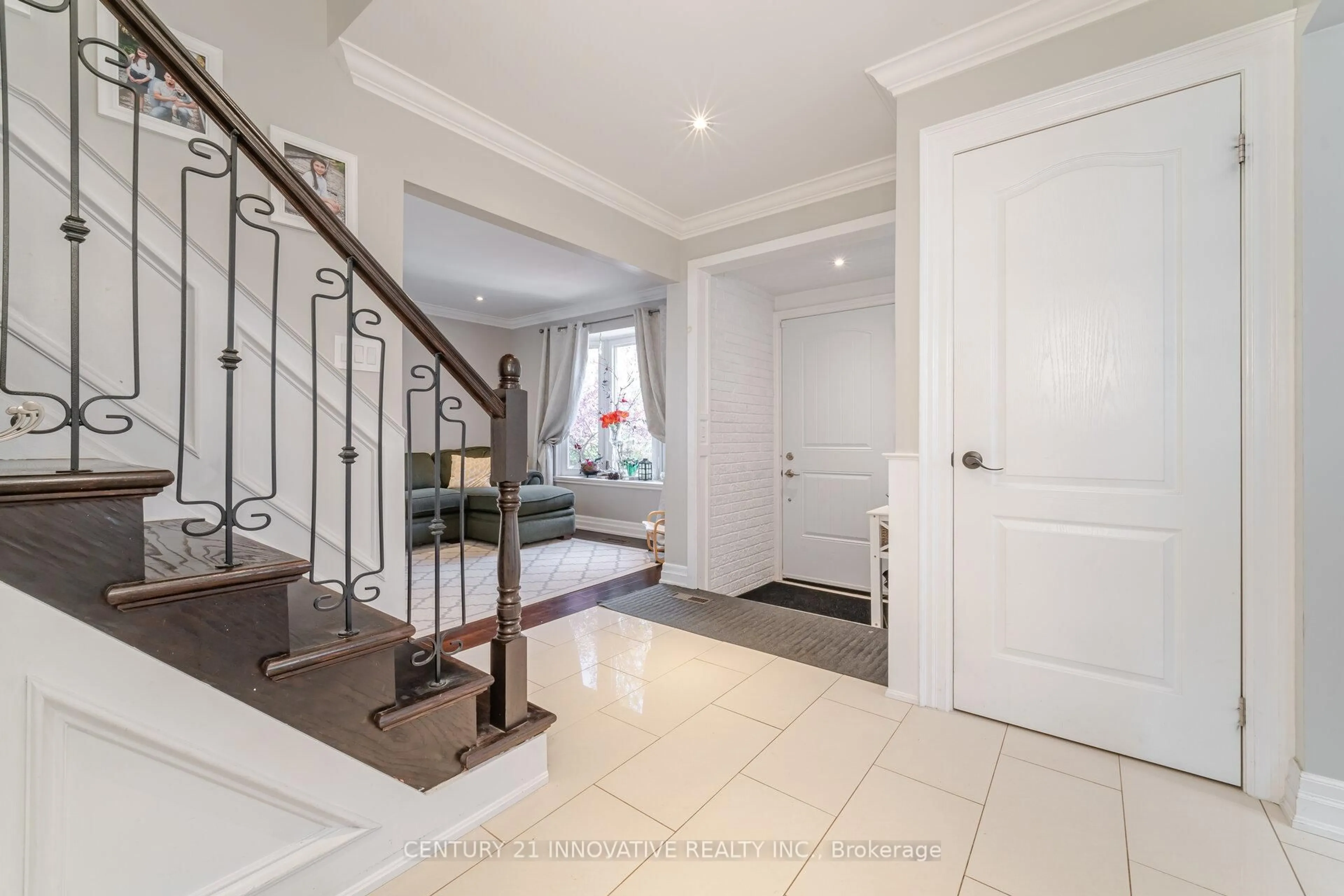 Indoor entryway for 37 Massey St, Brampton Ontario L6S 2V7