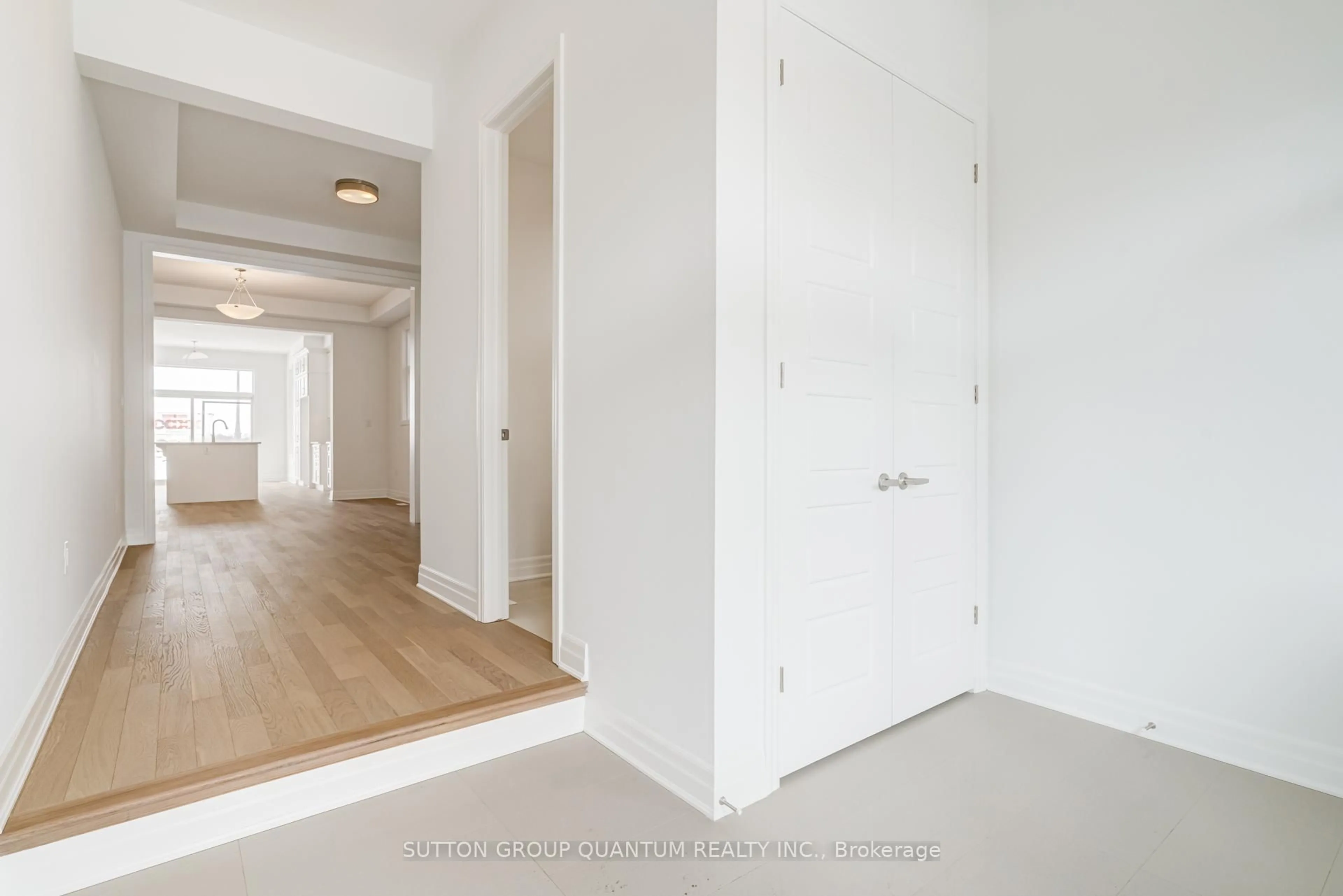 Indoor entryway for 1235 Black Bear Tr, Oakville Ontario L6H 8B2