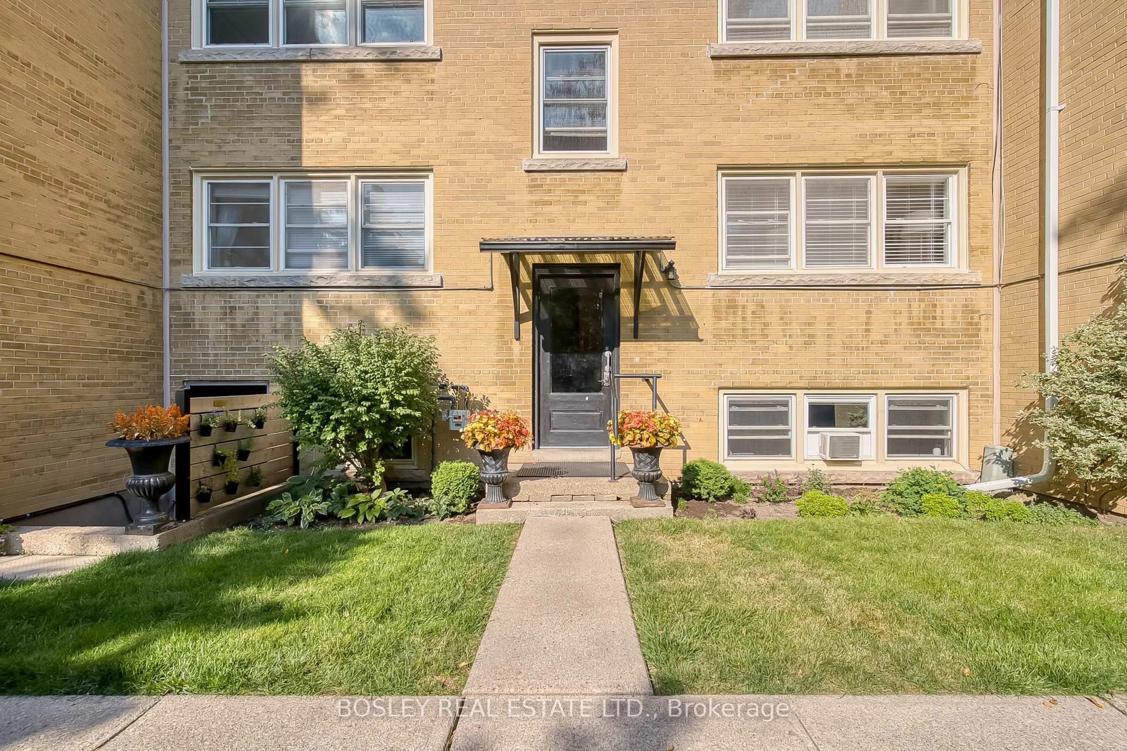 Indoor entryway for 288 Reynolds St #16, Oakville Ontario L6J 3L4
