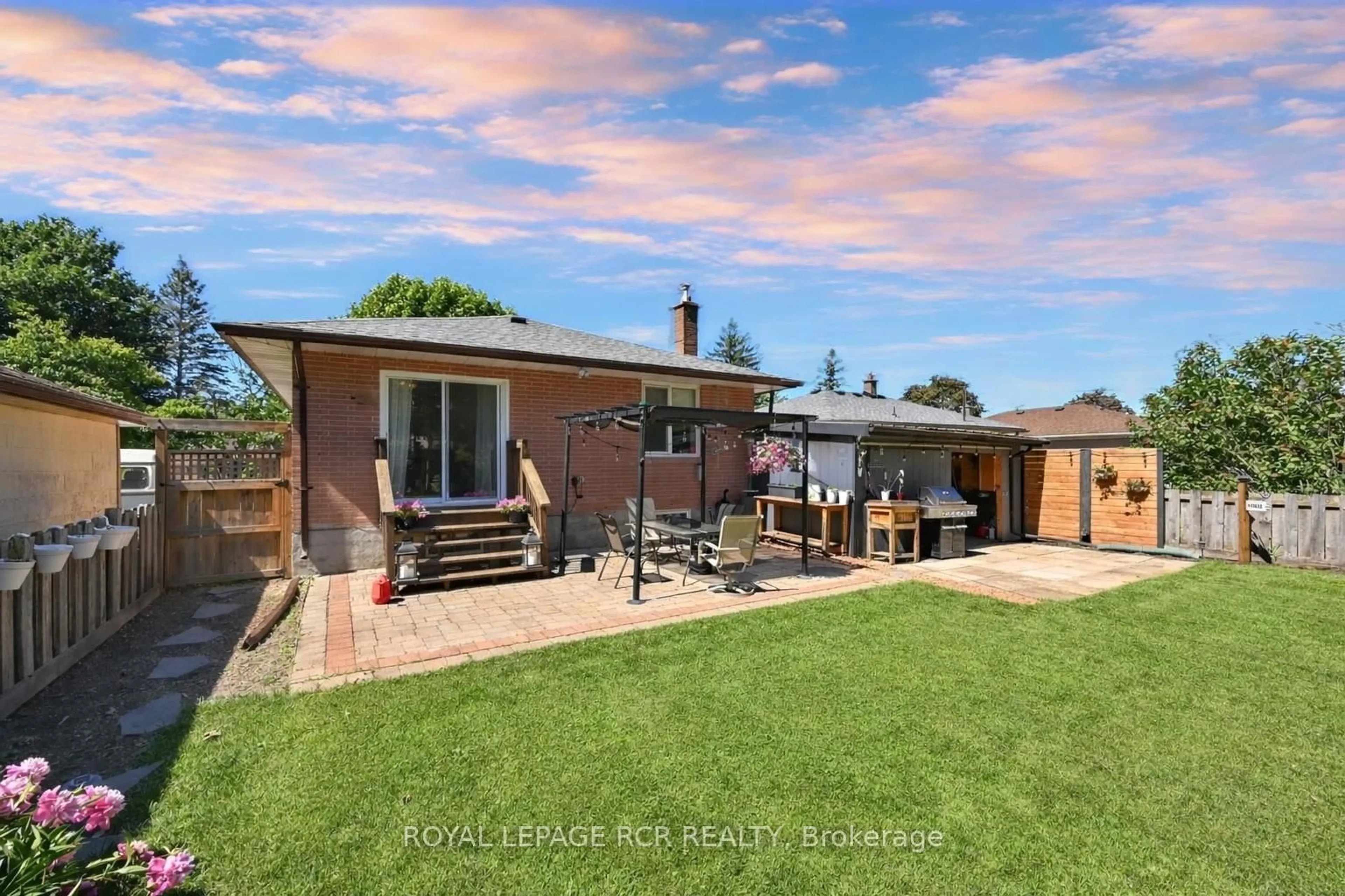 A pic from outside/outdoor area/front of a property/back of a property/a pic from drone, unknown for 88 Mccarthy St, Orangeville Ontario L9W 1B3