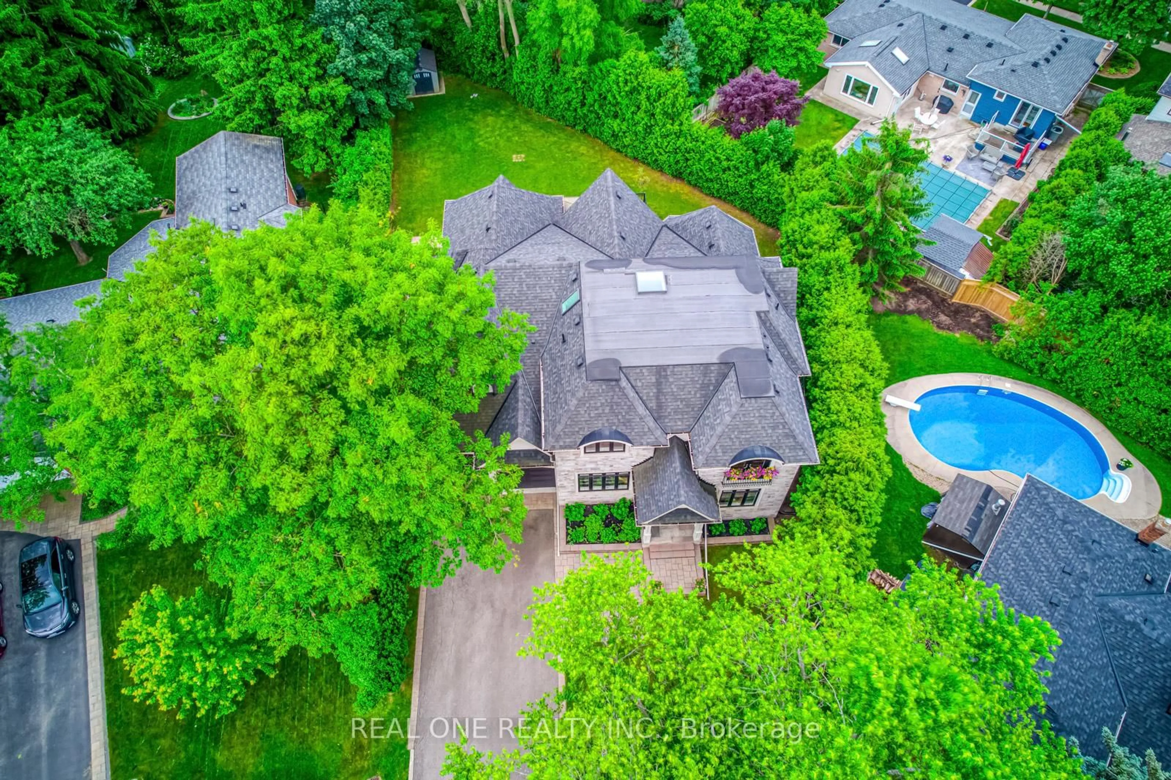A pic from outside/outdoor area/front of a property/back of a property/a pic from drone, unknown for 332 Sawyer Rd, Oakville Ontario L6L 3N7