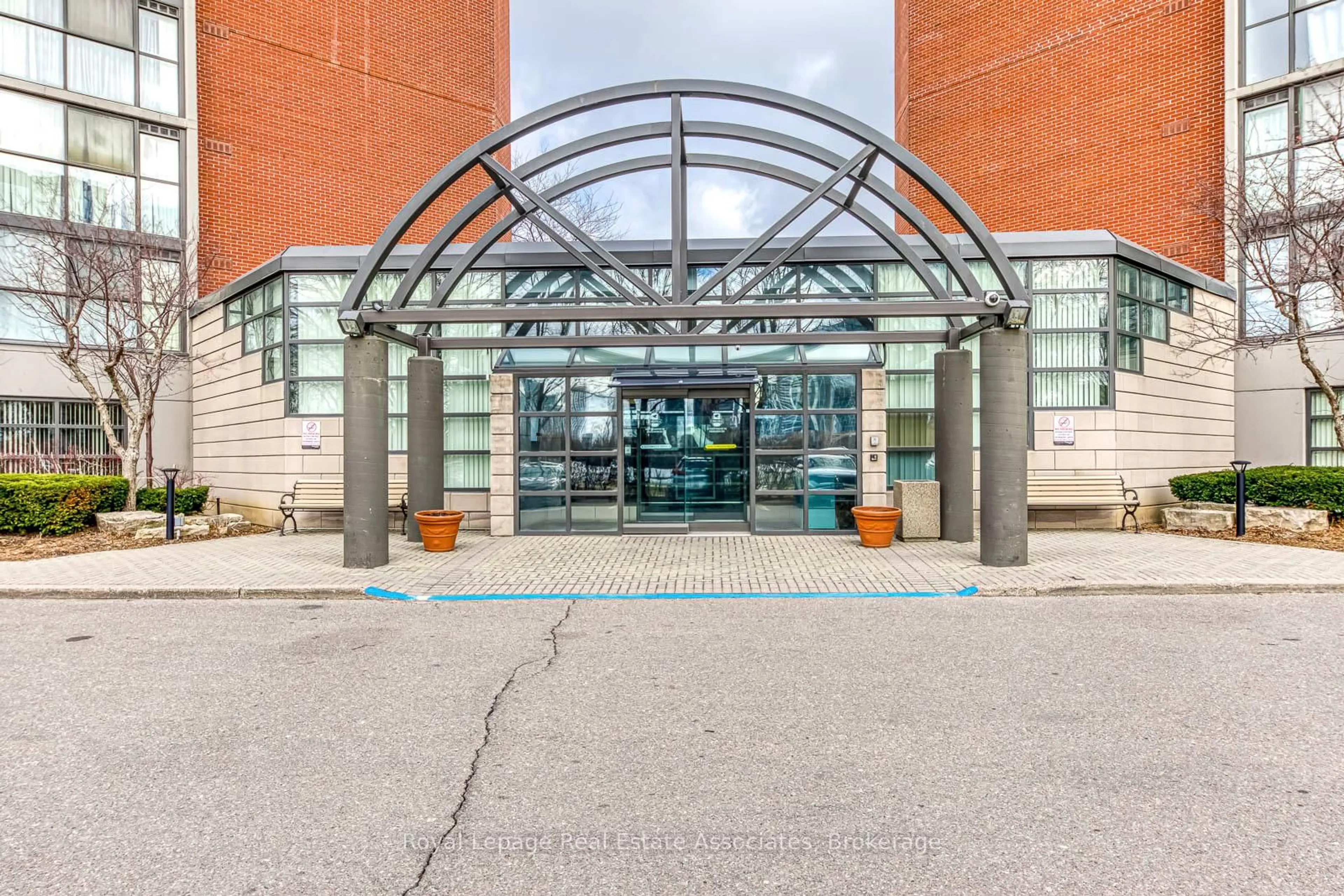 Indoor foyer for 4185 Shipp Dr #Ph18, Mississauga Ontario L4Z 2Y8