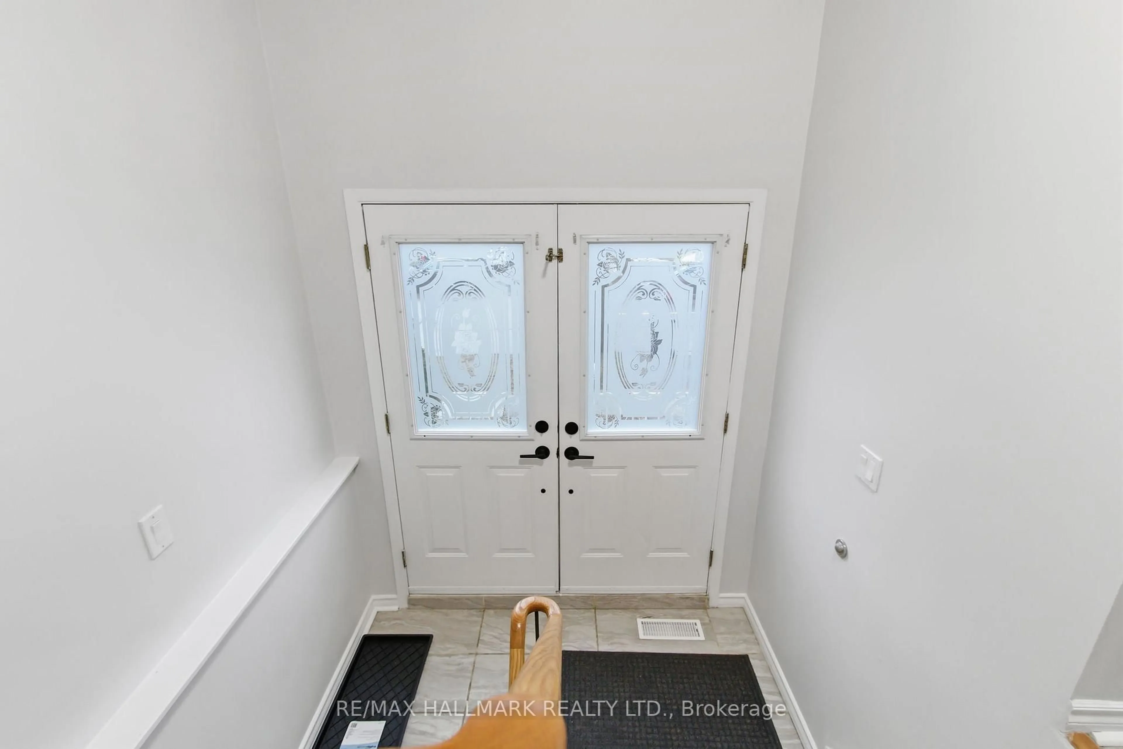 Indoor entryway for 397 Archdekin Dr, Brampton Ontario L6V 3G1