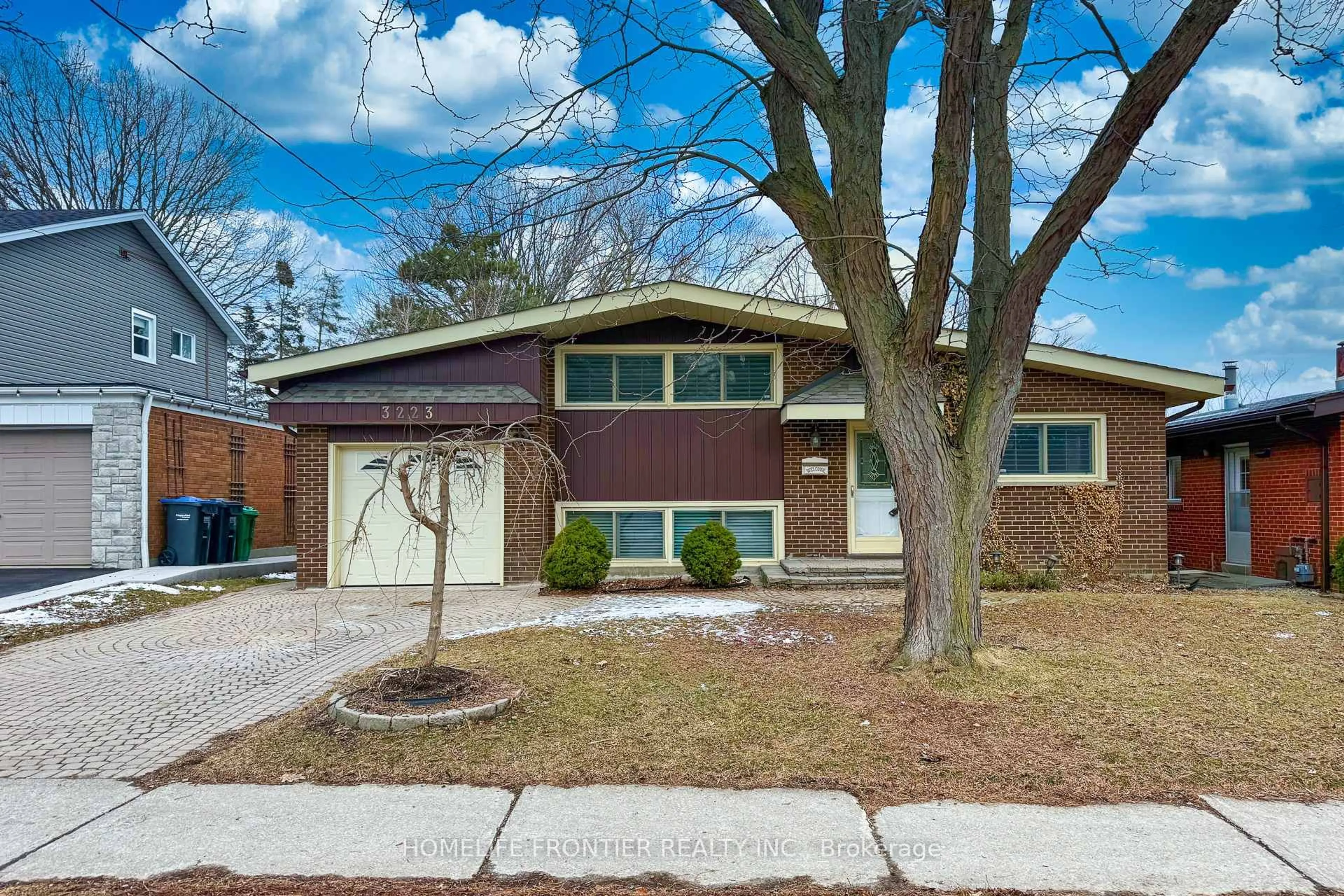 Home with brick exterior material, street for 3223 Constitution Blvd, Mississauga Ontario L4Y 2Z1