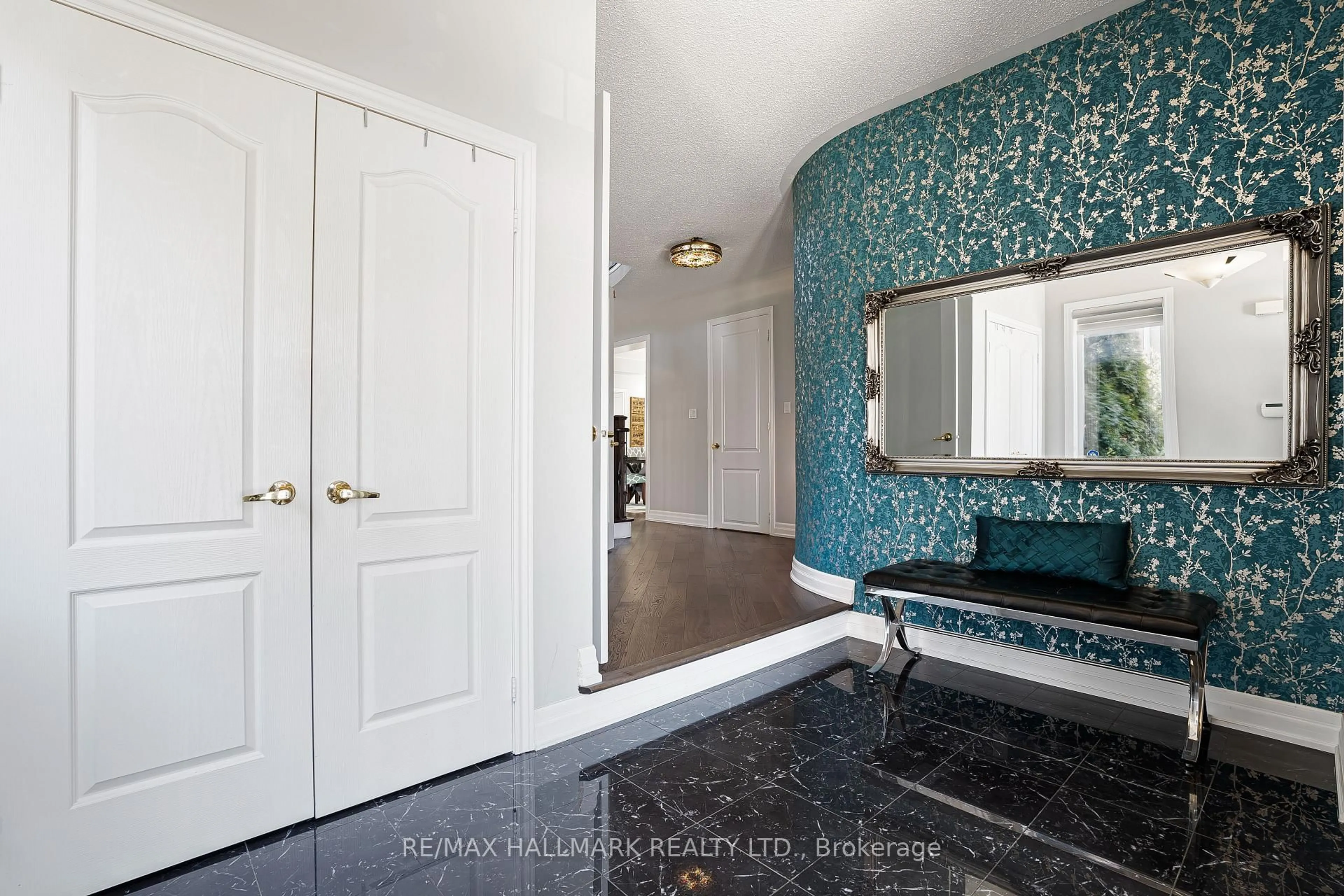 Indoor entryway for 46 Customline Dr, Brampton Ontario L7A 3C2