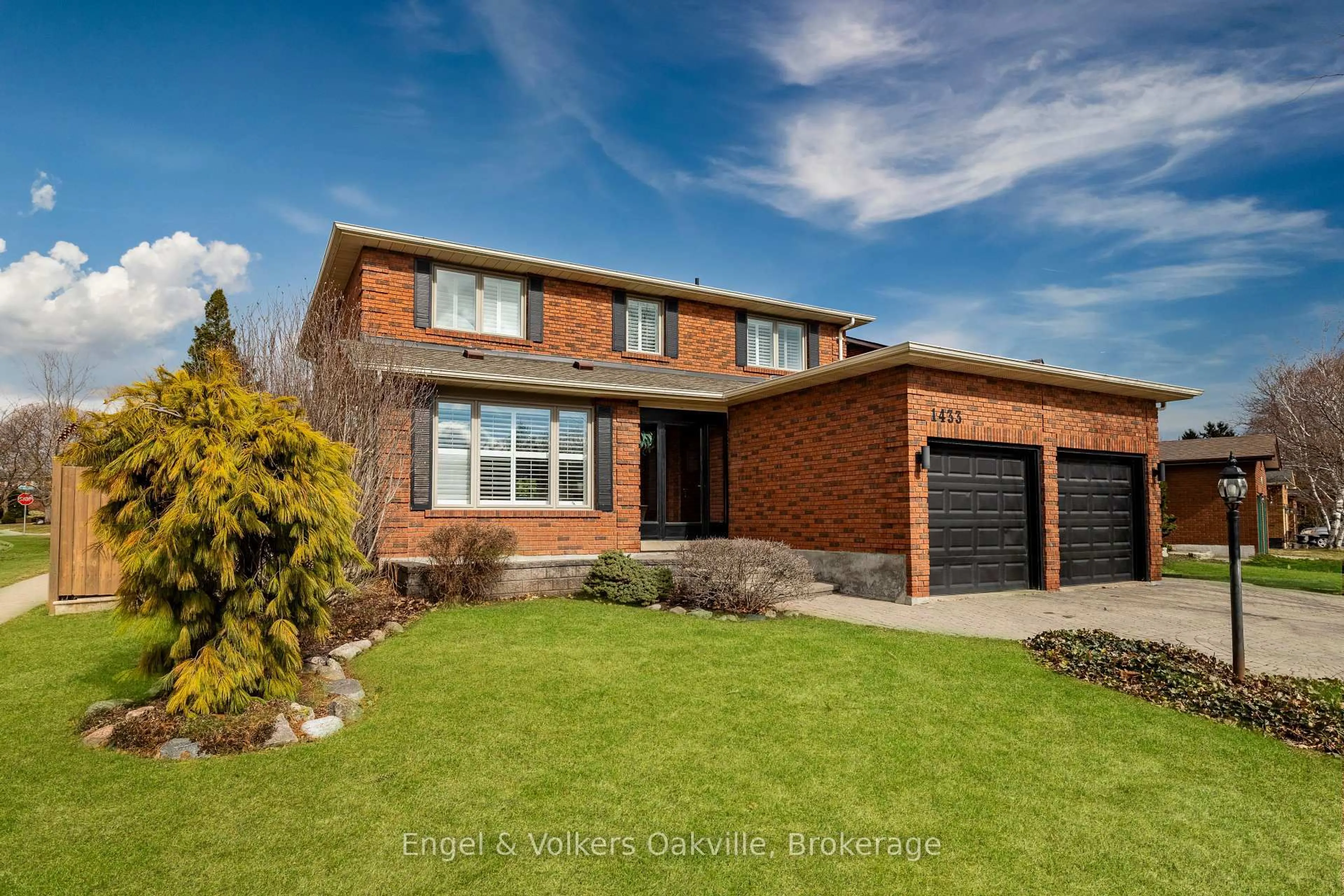 Home with brick exterior material, street for 1433 Kathleen Cres, Oakville Ontario L6H 2G6