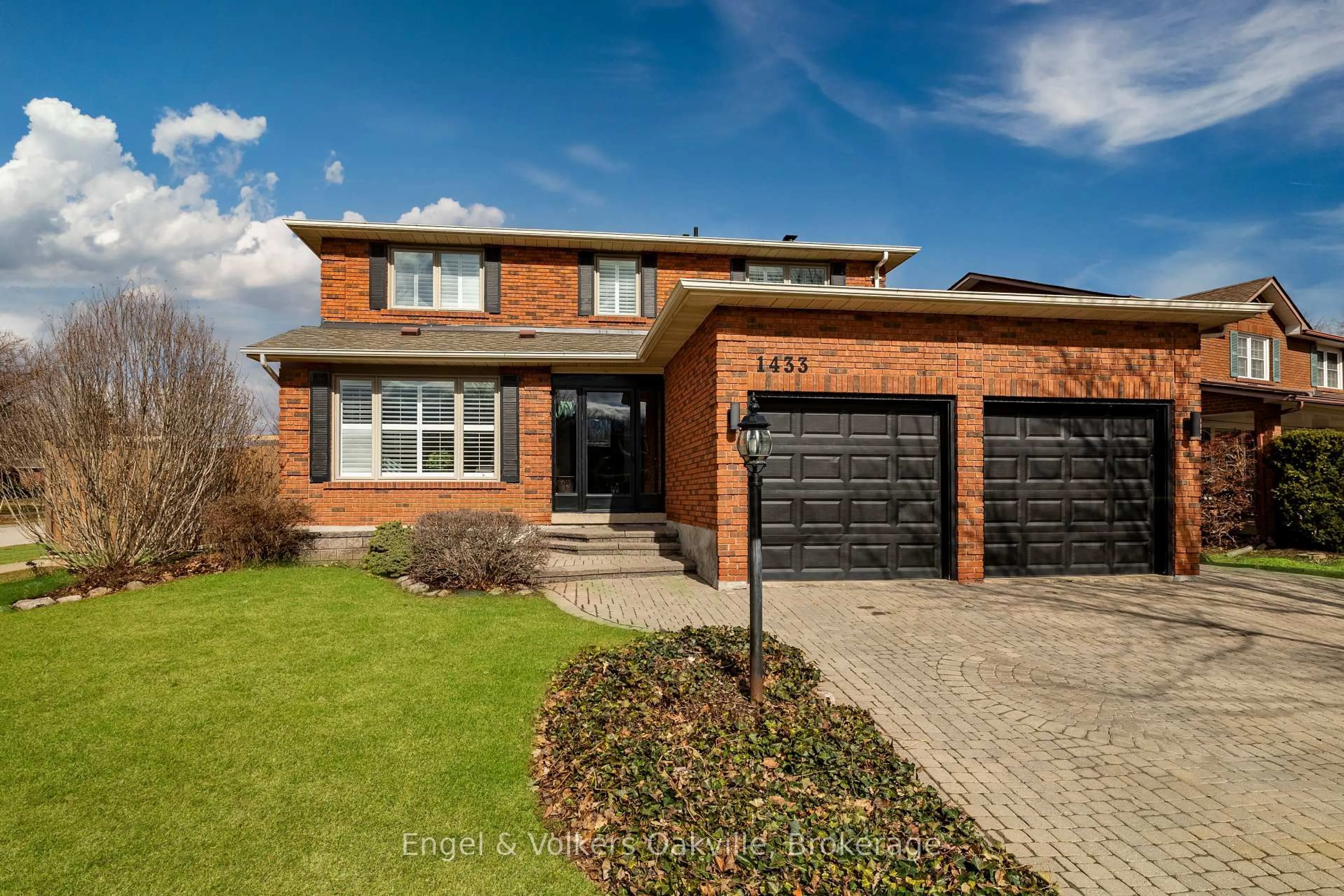 Home with brick exterior material, street for 1433 Kathleen Cres, Oakville Ontario L6H 2G6
