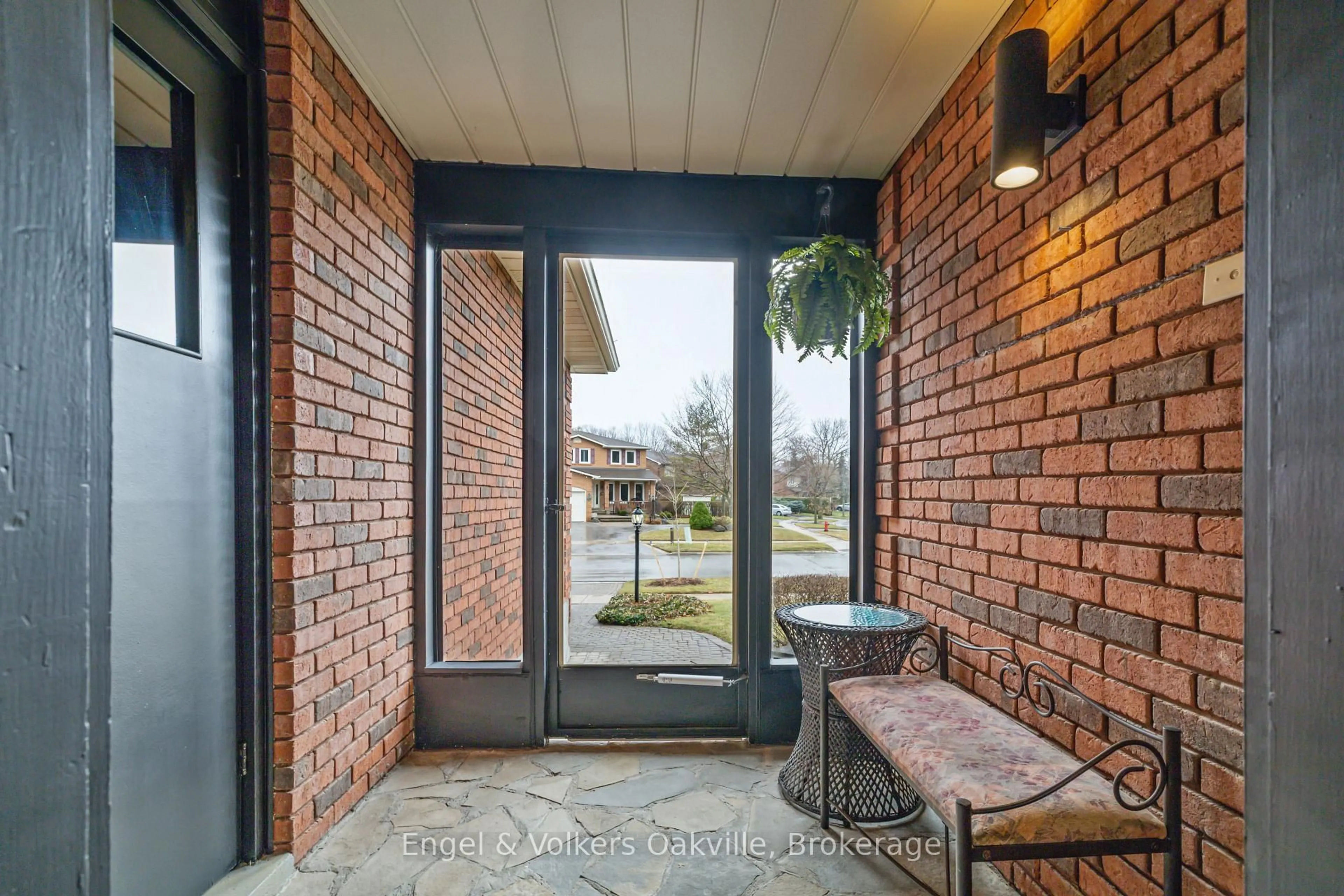 Indoor entryway for 1433 Kathleen Cres, Oakville Ontario L6H 2G6