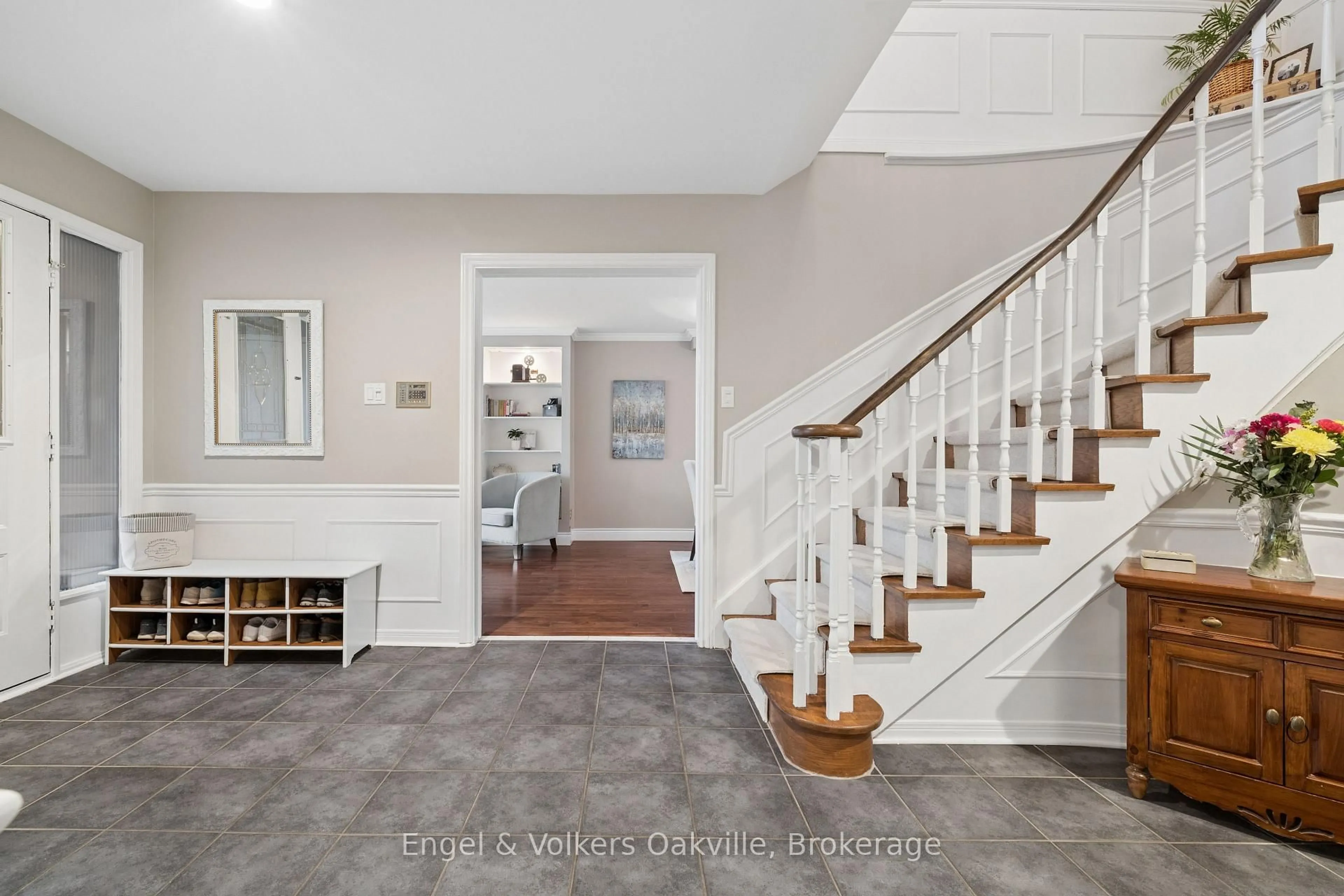 Indoor entryway for 1433 Kathleen Cres, Oakville Ontario L6H 2G6