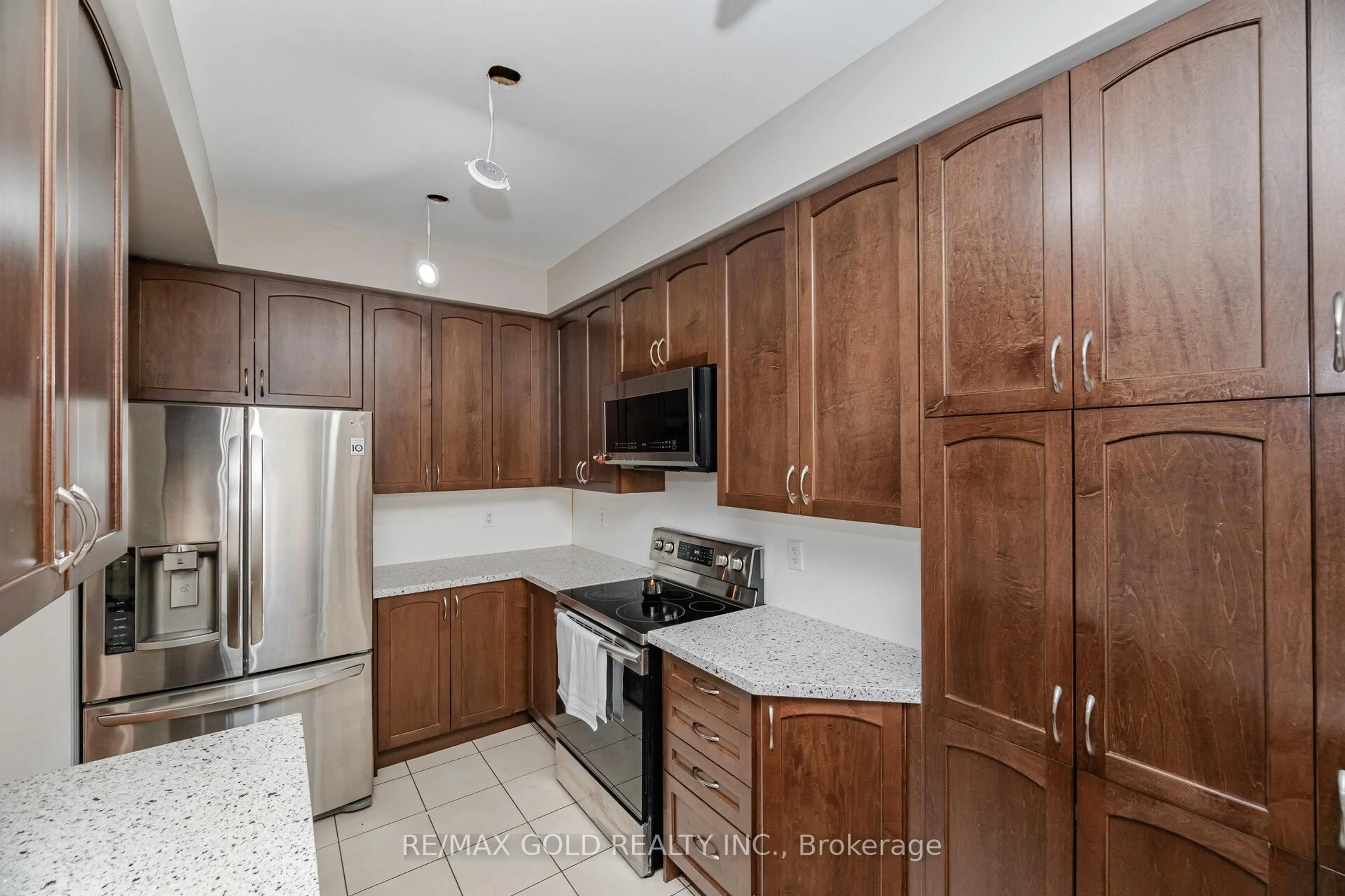 Standard kitchen, ceramic/tile floor for 11 Seedland Cres, Brampton Ontario L6R 0Z6