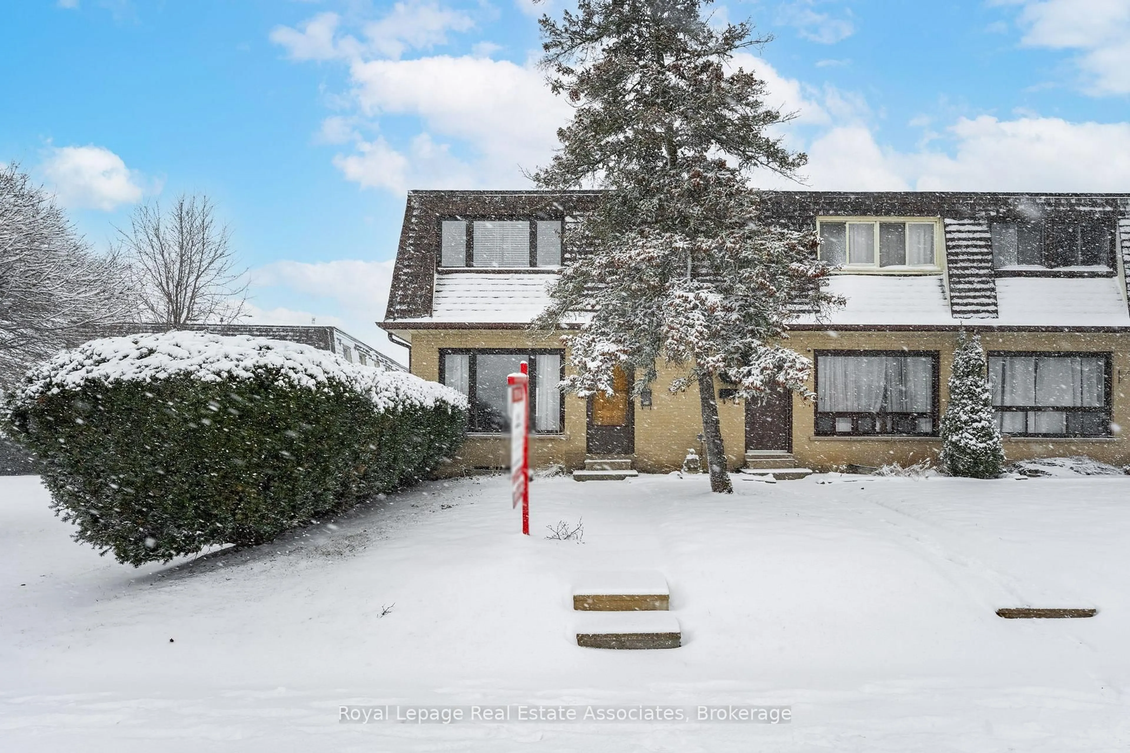 A pic from outside/outdoor area/front of a property/back of a property/a pic from drone, street for 20 Mountainview Rd #31, Halton Hills Ontario L7G 4K3