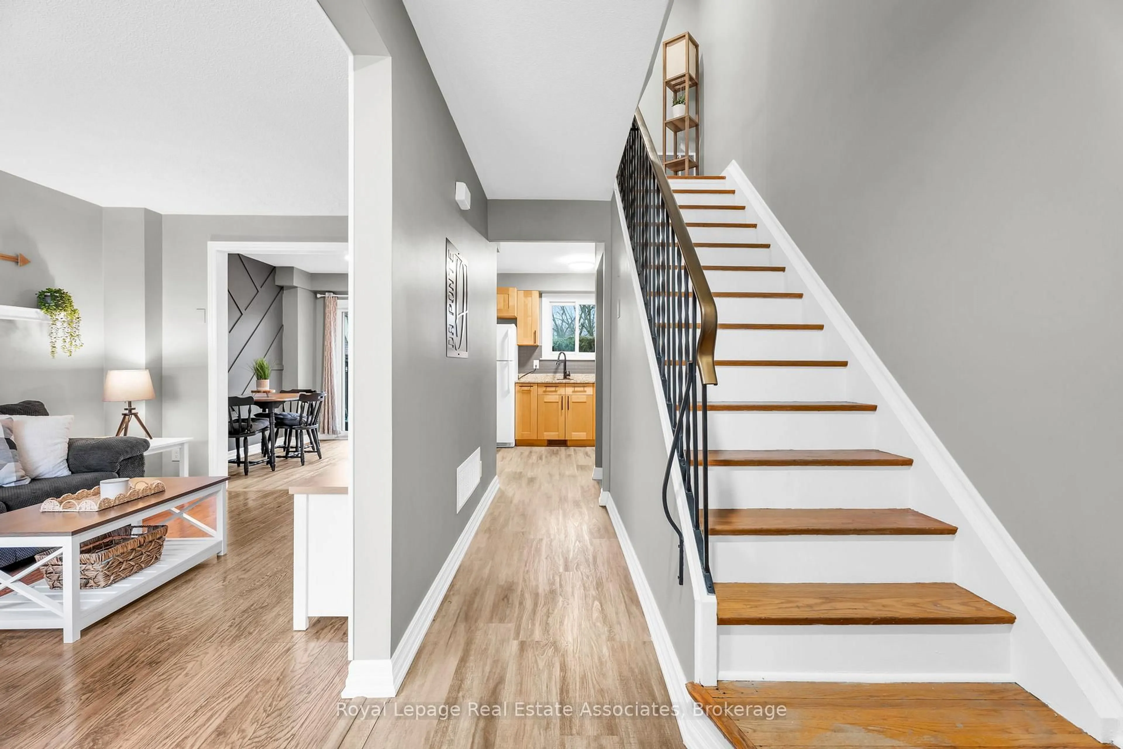 Indoor entryway for 20 Mountainview Rd #31, Halton Hills Ontario L7G 4K3