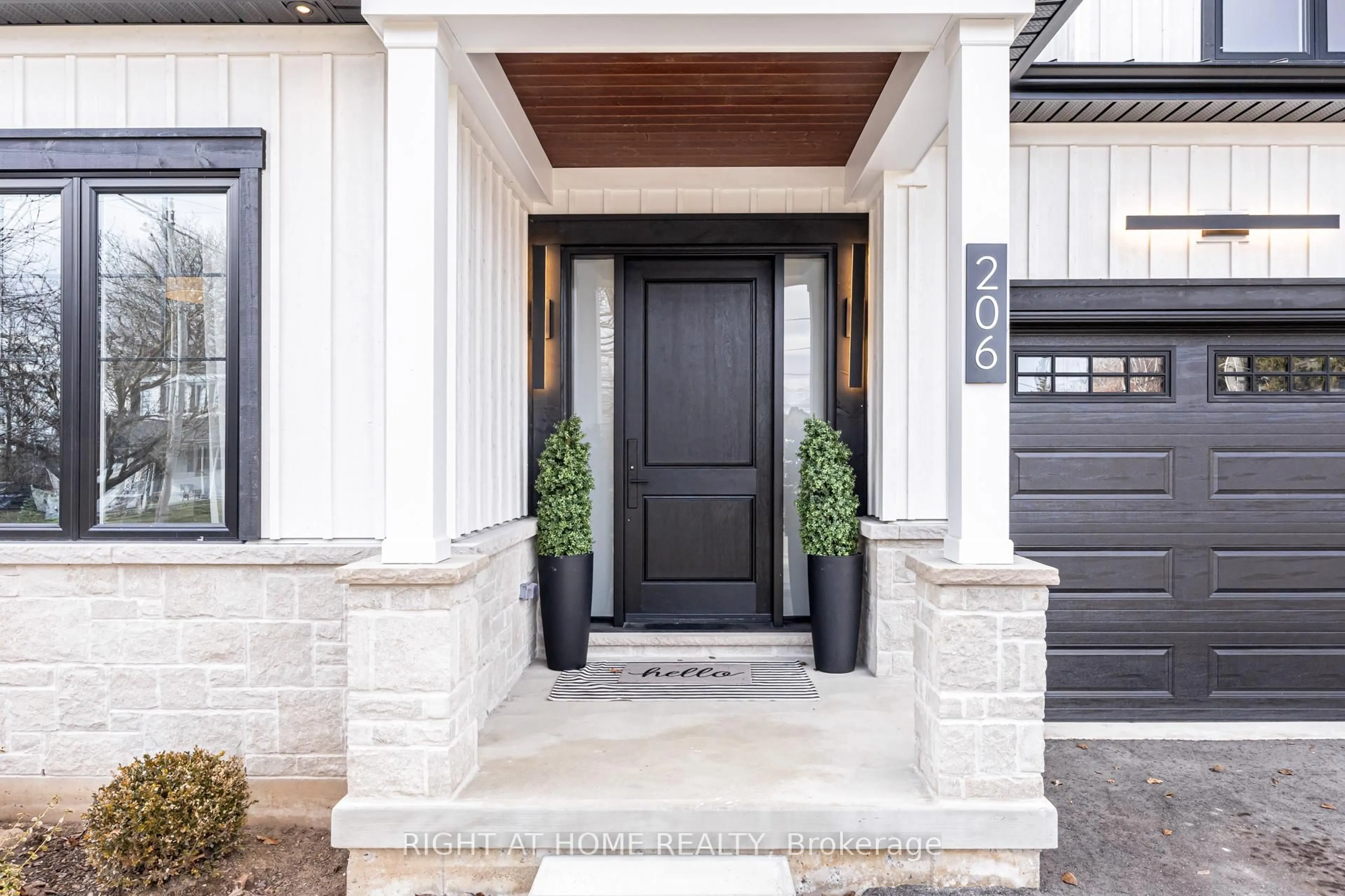 Indoor entryway for 206 Elmwood Cres, Milton Ontario L9T 1C4