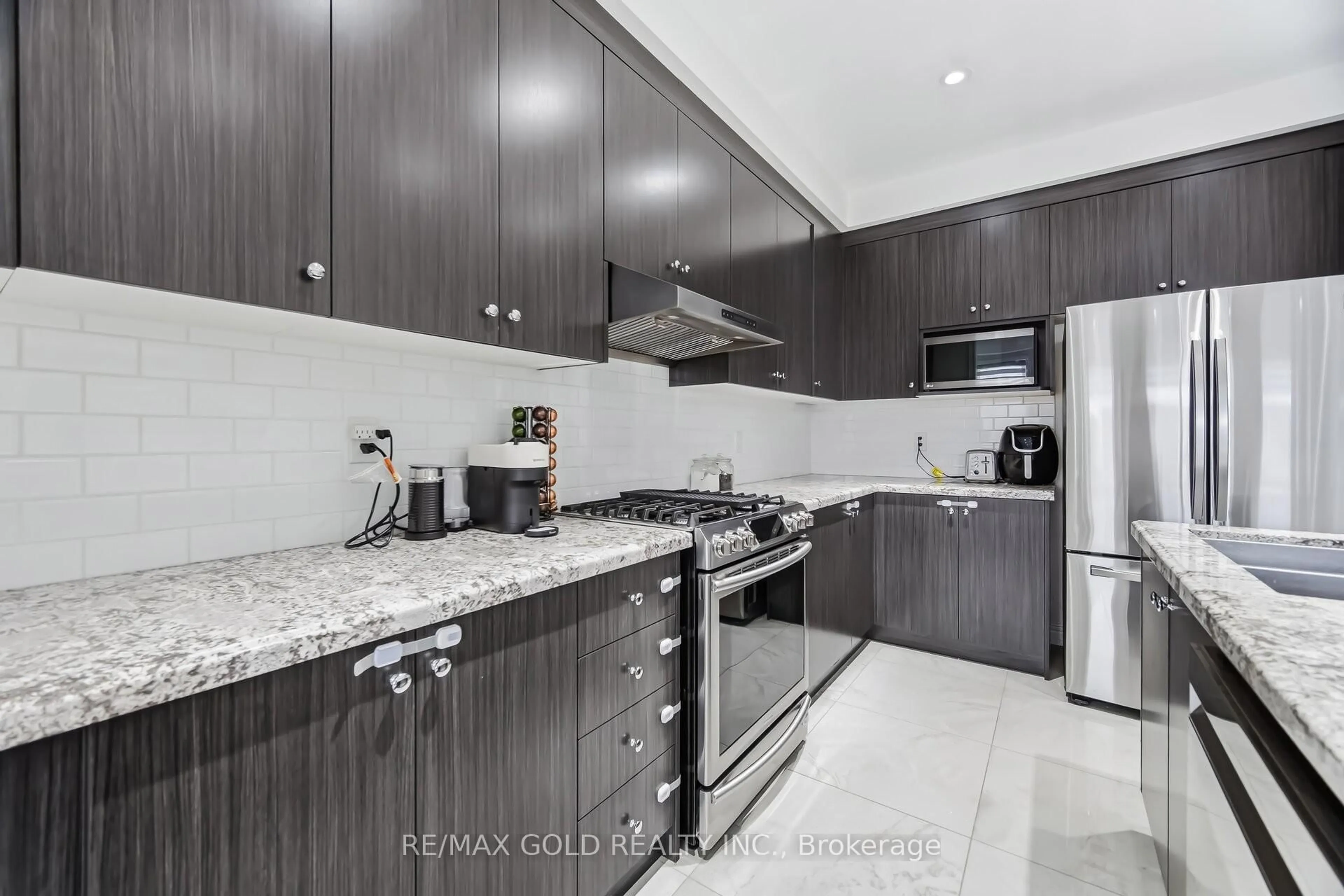 Unknown for 8 Estelle Gate, Brampton Ontario L6P 4M9