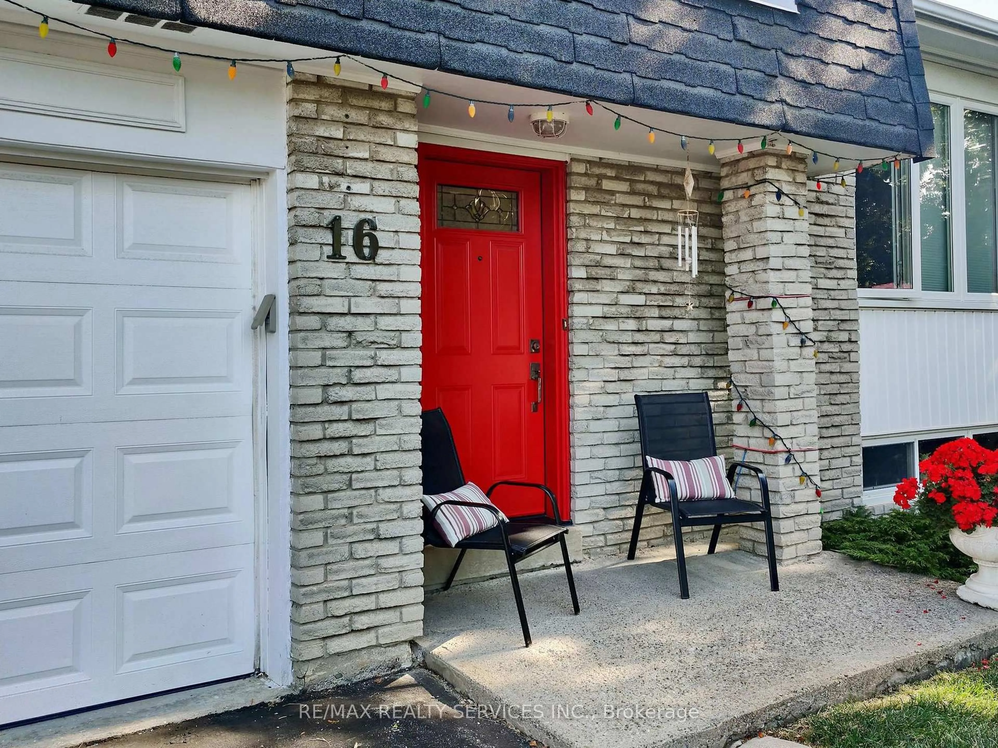 Home with brick exterior material, street for 16 Grassington Cres, Brampton Ontario L6S 1Z6