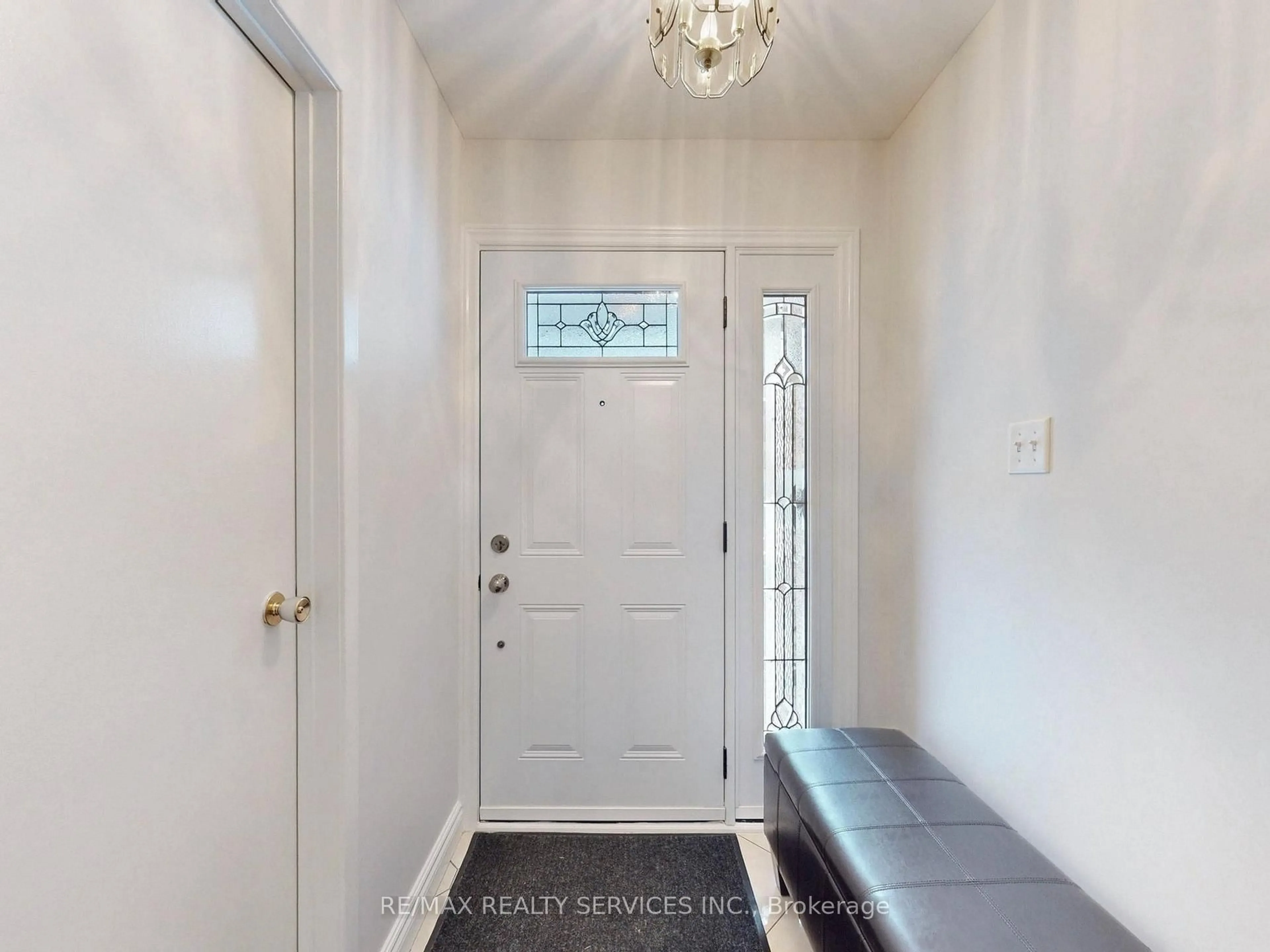 Indoor entryway for 16 Grassington Cres, Brampton Ontario L6S 1Z6