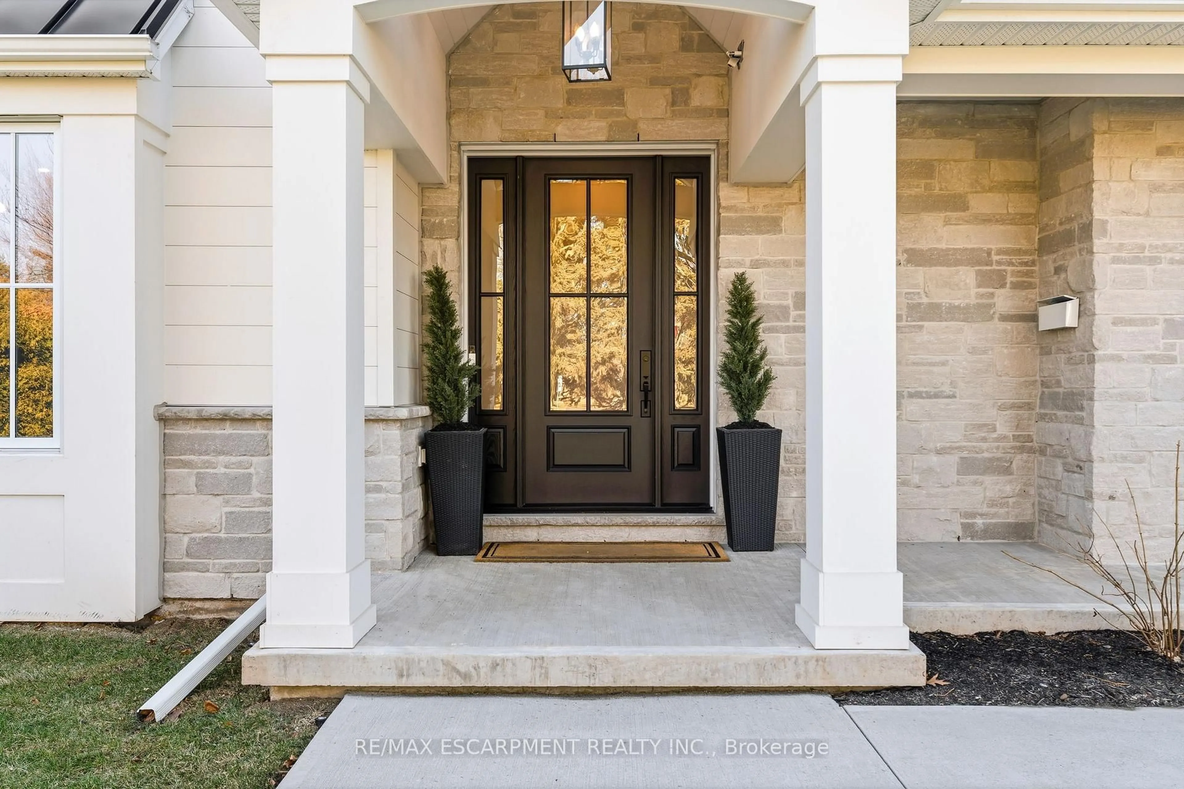Indoor entryway for 940 Gorton Ave, Burlington Ontario L7T 1S5