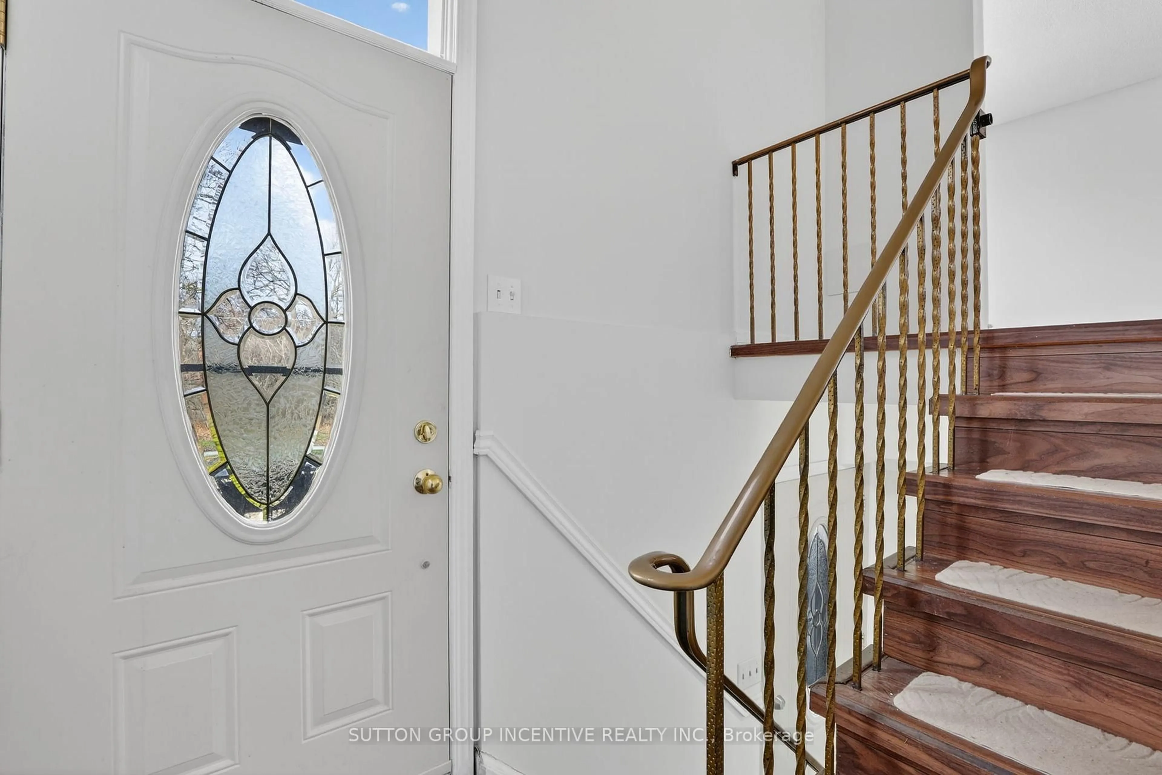 Indoor entryway for 161 Harold St, Brampton Ontario L6Y 2G3