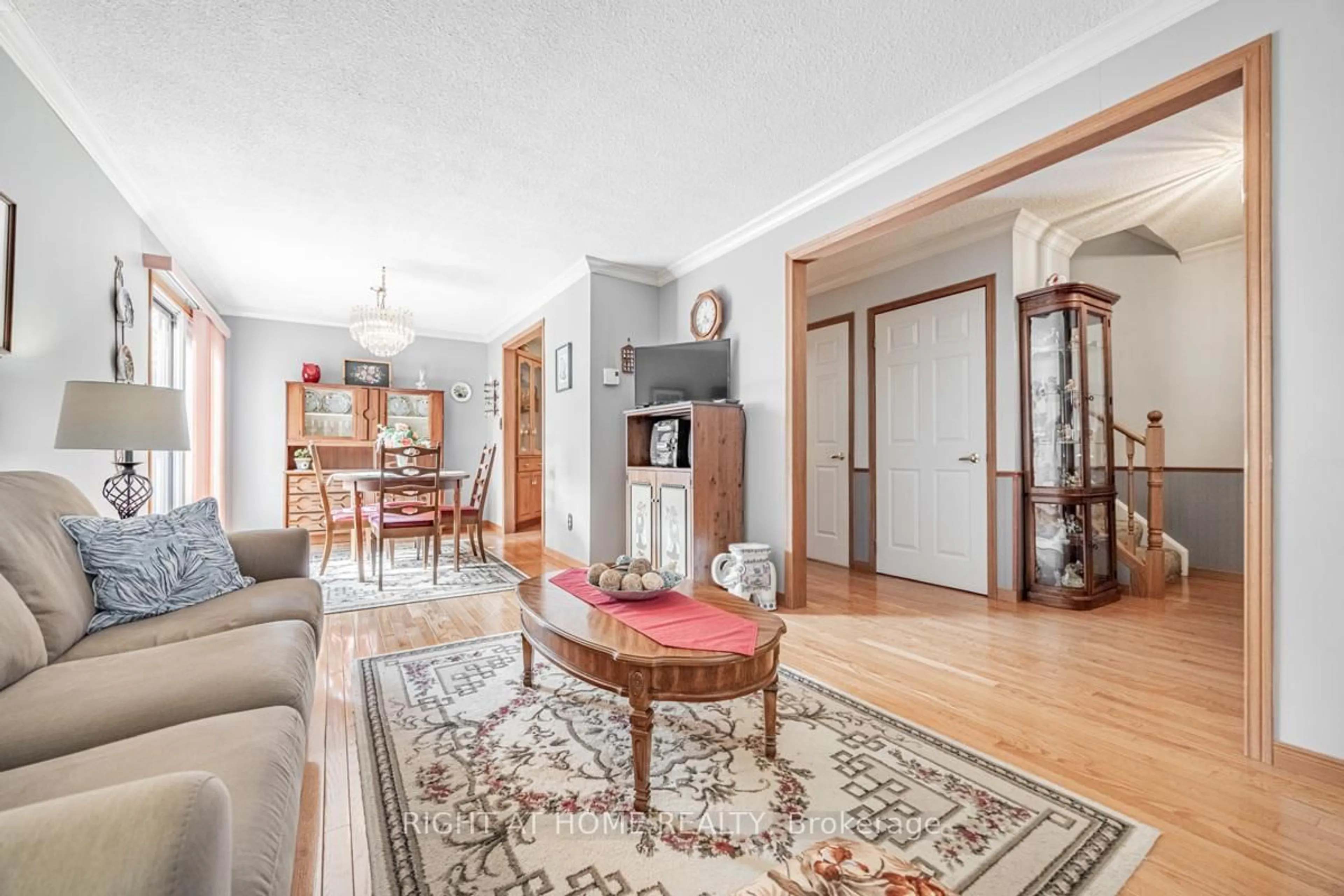 Indoor foyer for 6540 Falconer Dr #124, Mississauga Ontario L5N 1M1