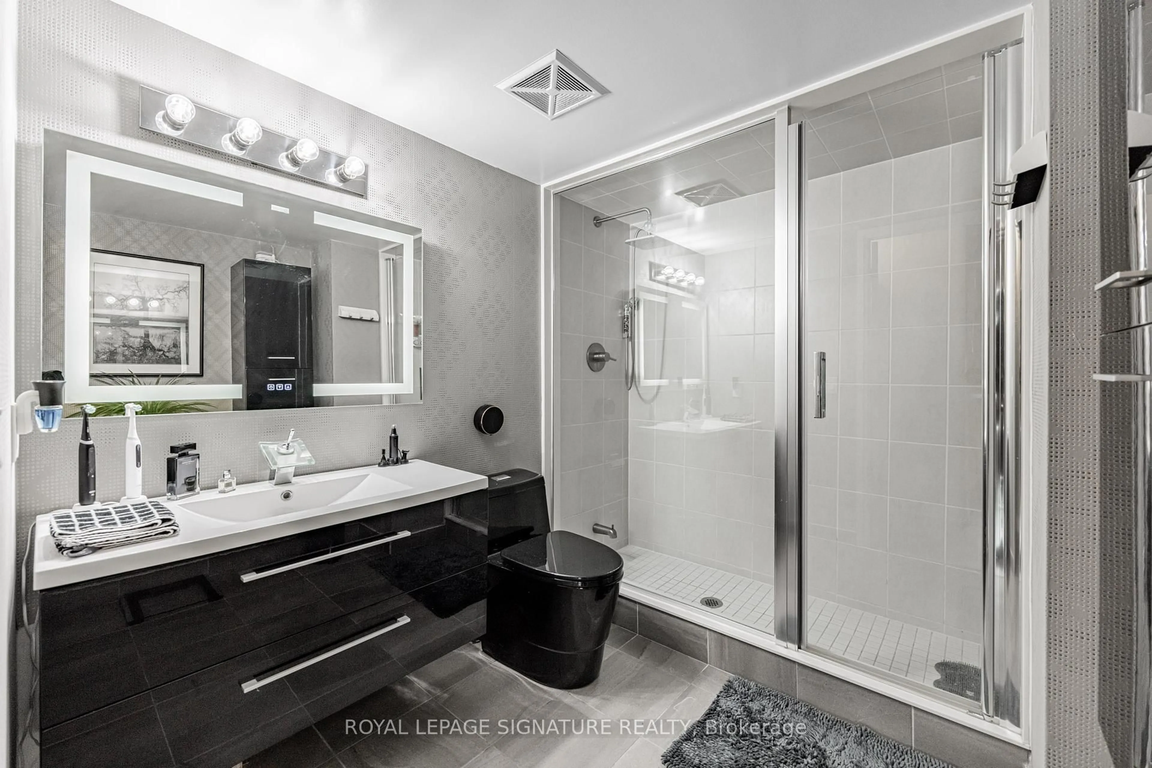 Contemporary bathroom, ceramic/tile floor for 30 VIA ROSEDALE #316, Brampton Ontario L6R 3Z9