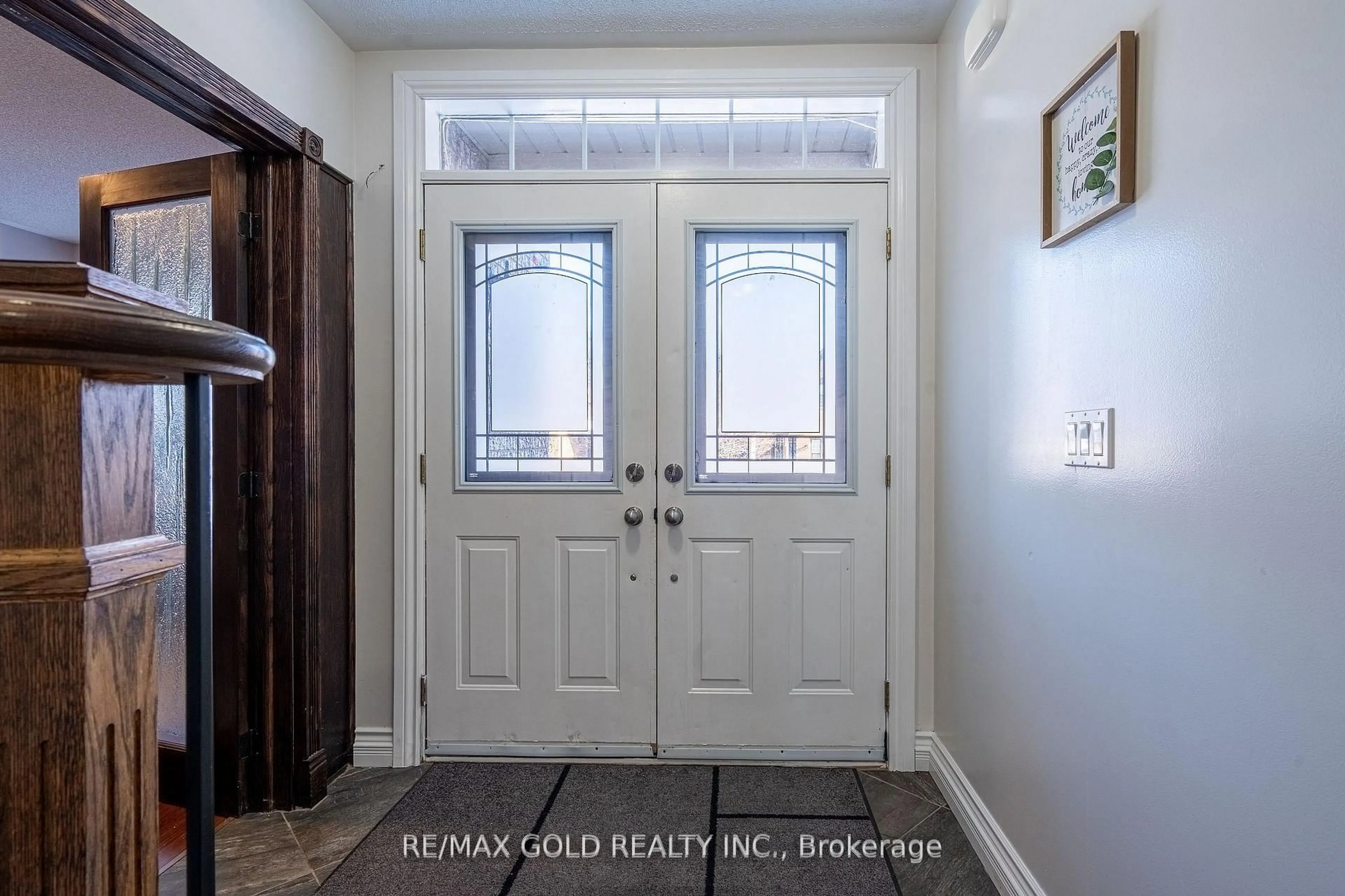 Indoor entryway for 32 Courtsfield Cres, Brampton Ontario L7A 2E2