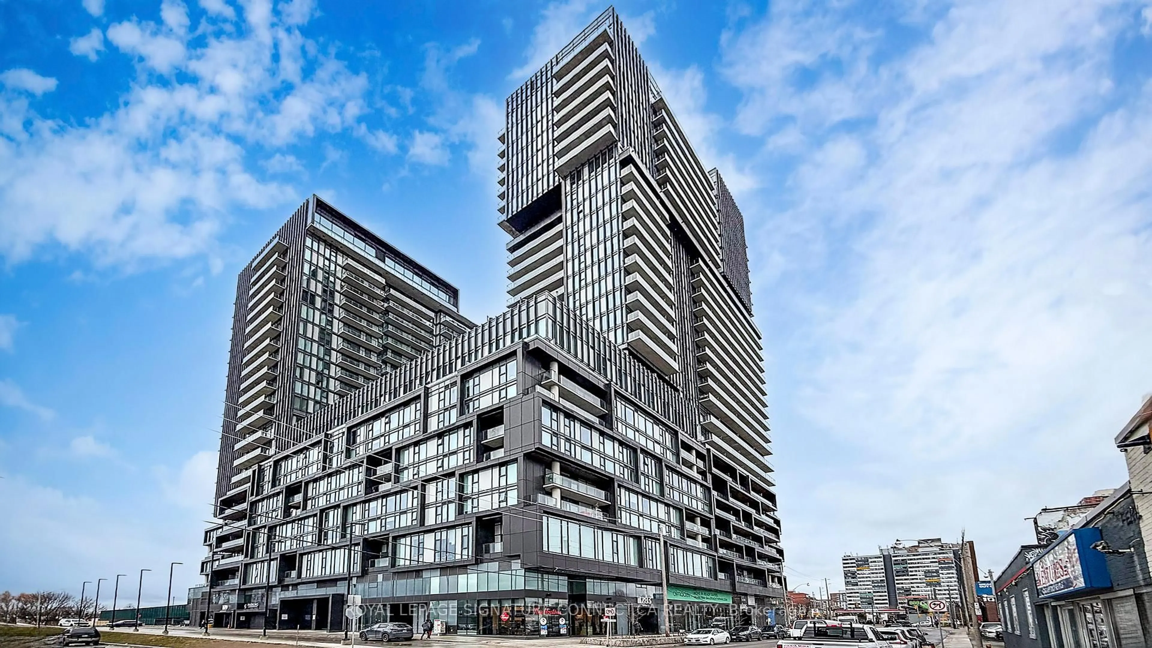 Indoor foyer for 1285 Dupont St #309, Toronto Ontario M6H 0E3