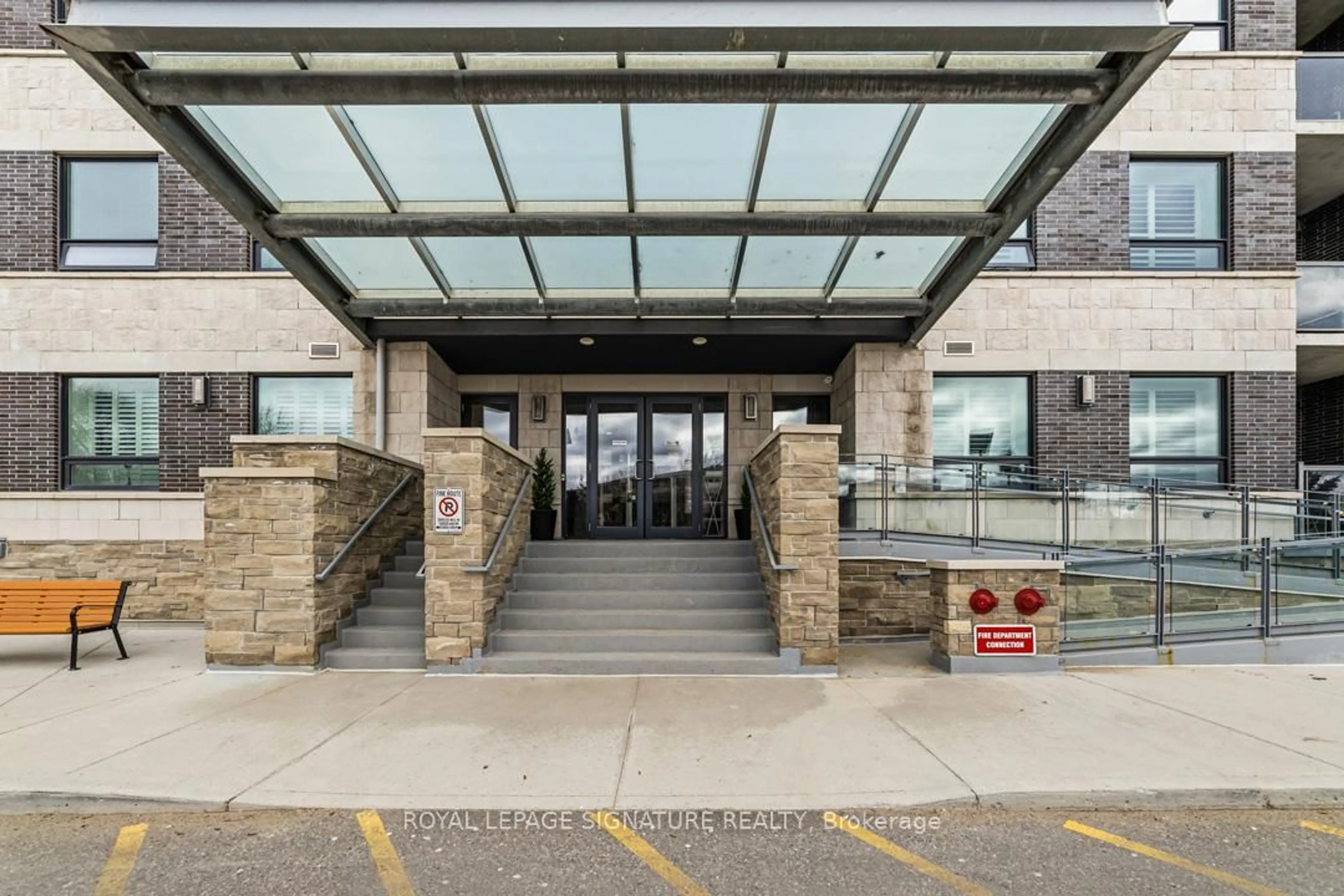 Indoor foyer for 383 Main St #319, Milton Ontario L9T 8K8
