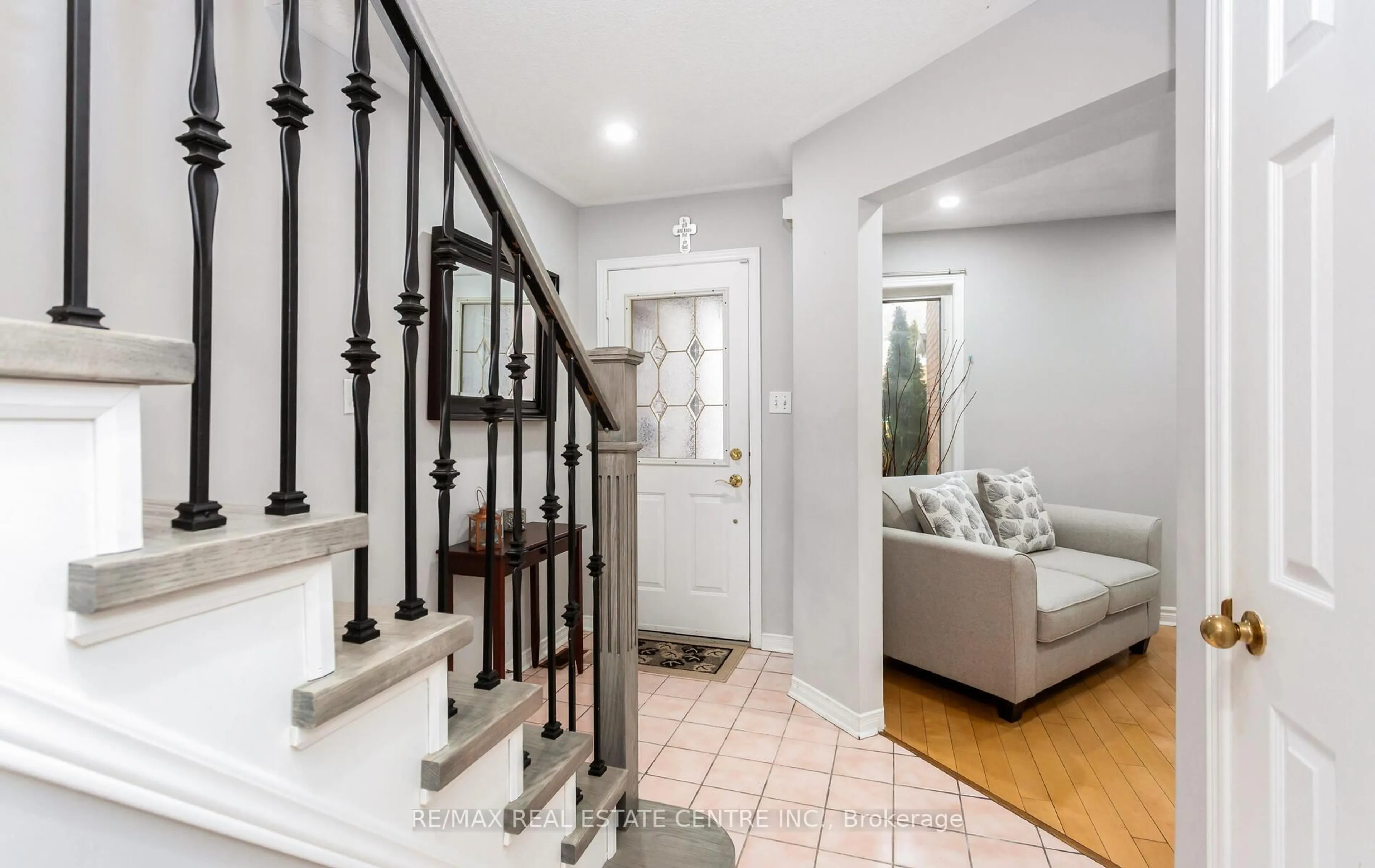 Indoor entryway for 2555 Thomas St #66, Mississauga Ontario L5M 5P6