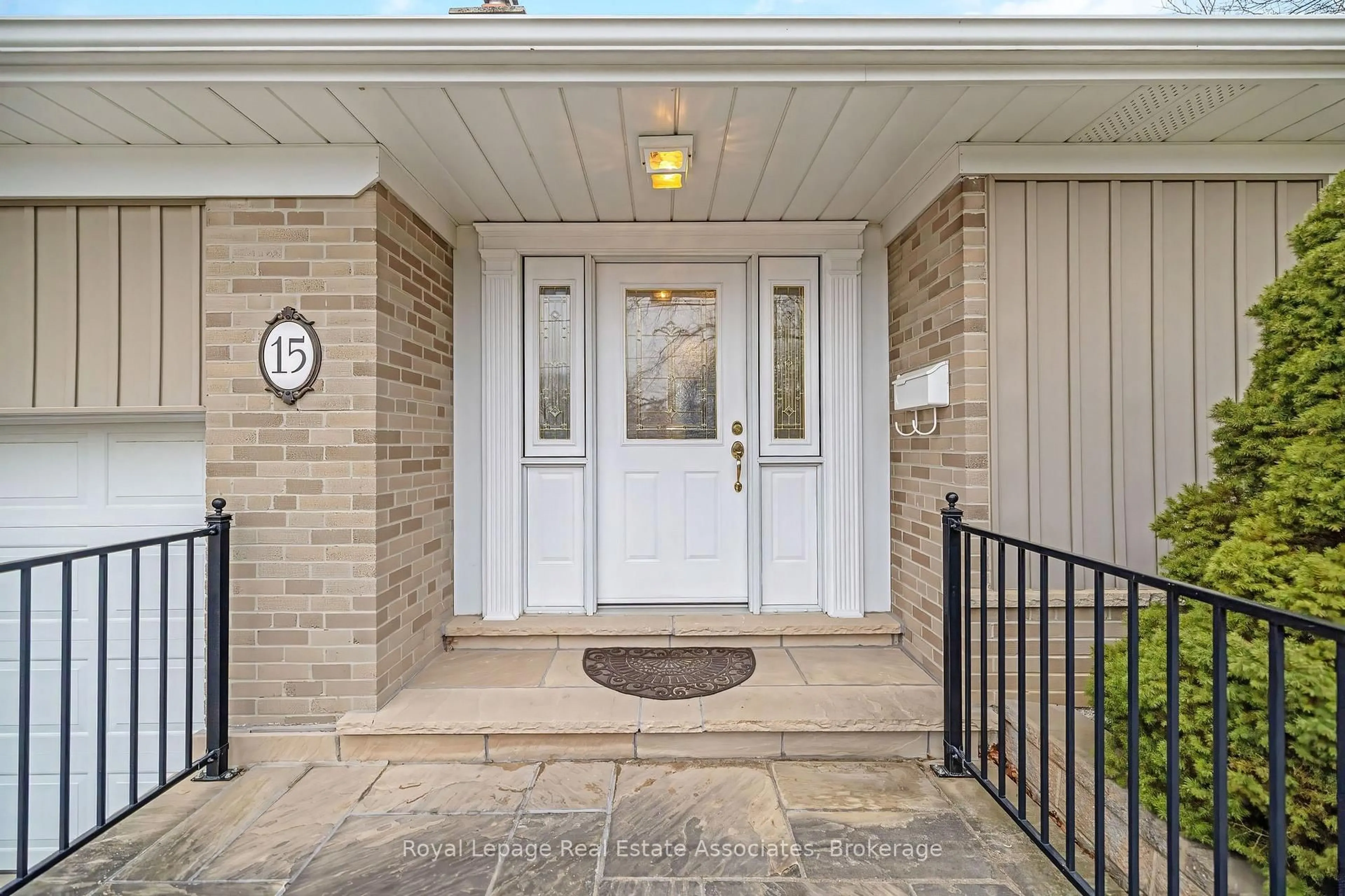 Indoor entryway for 15 Stockman Cres, Halton Hills Ontario L7G 1J5