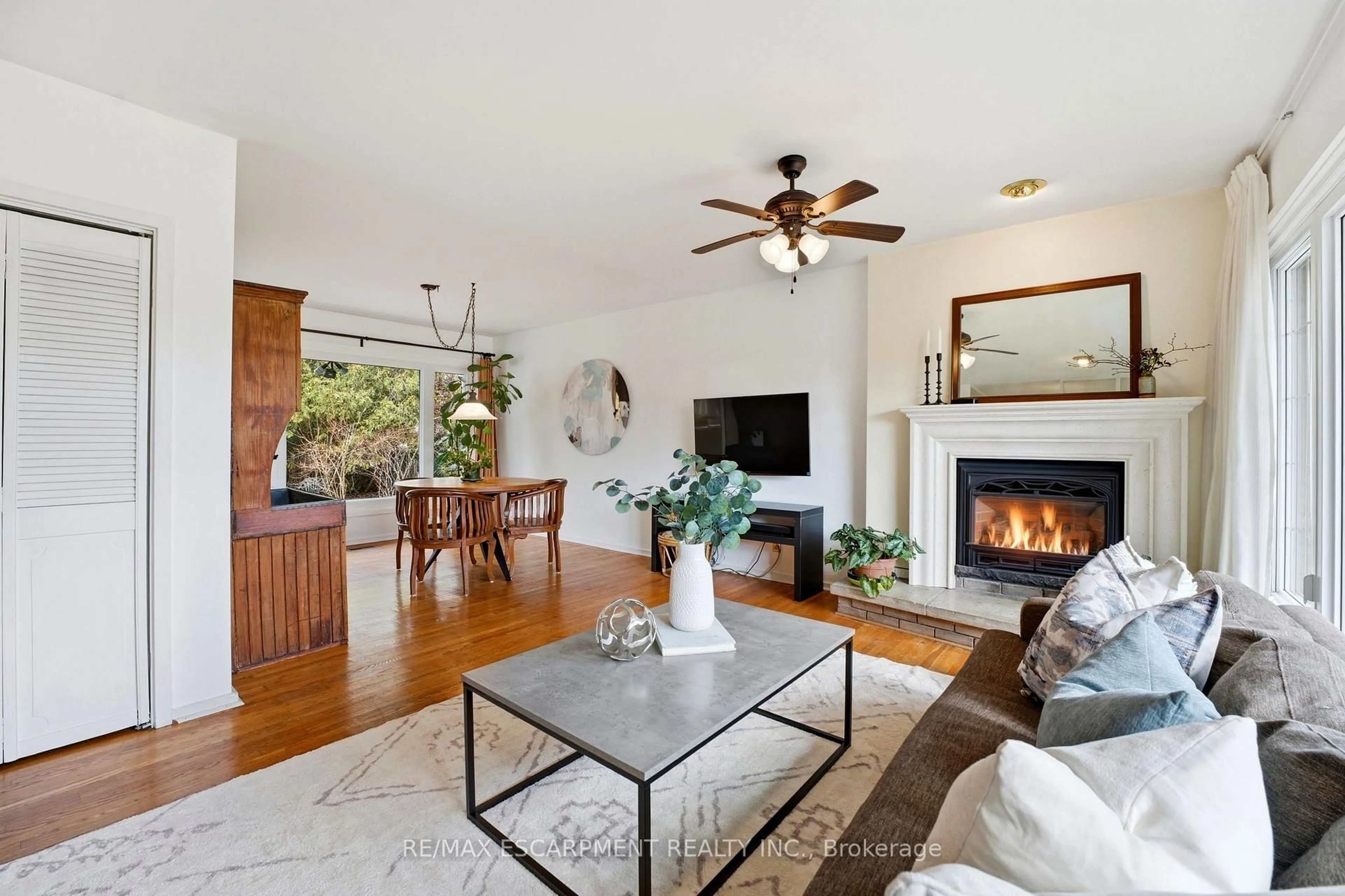 Living room with furniture, unknown for 5411 Stratton Rd, Burlington Ontario L7L 2Z1