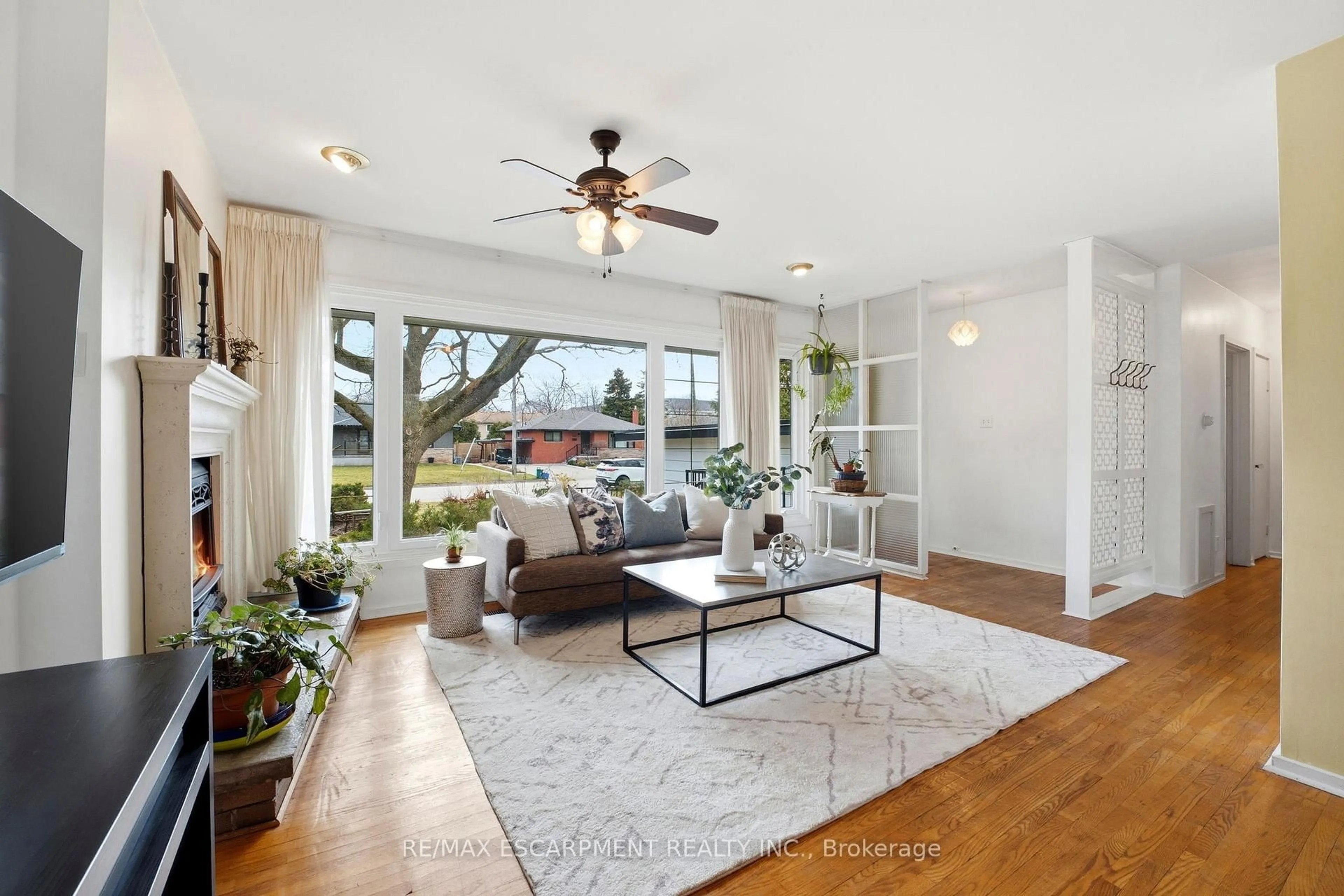 Living room with furniture, unknown for 5411 Stratton Rd, Burlington Ontario L7L 2Z1