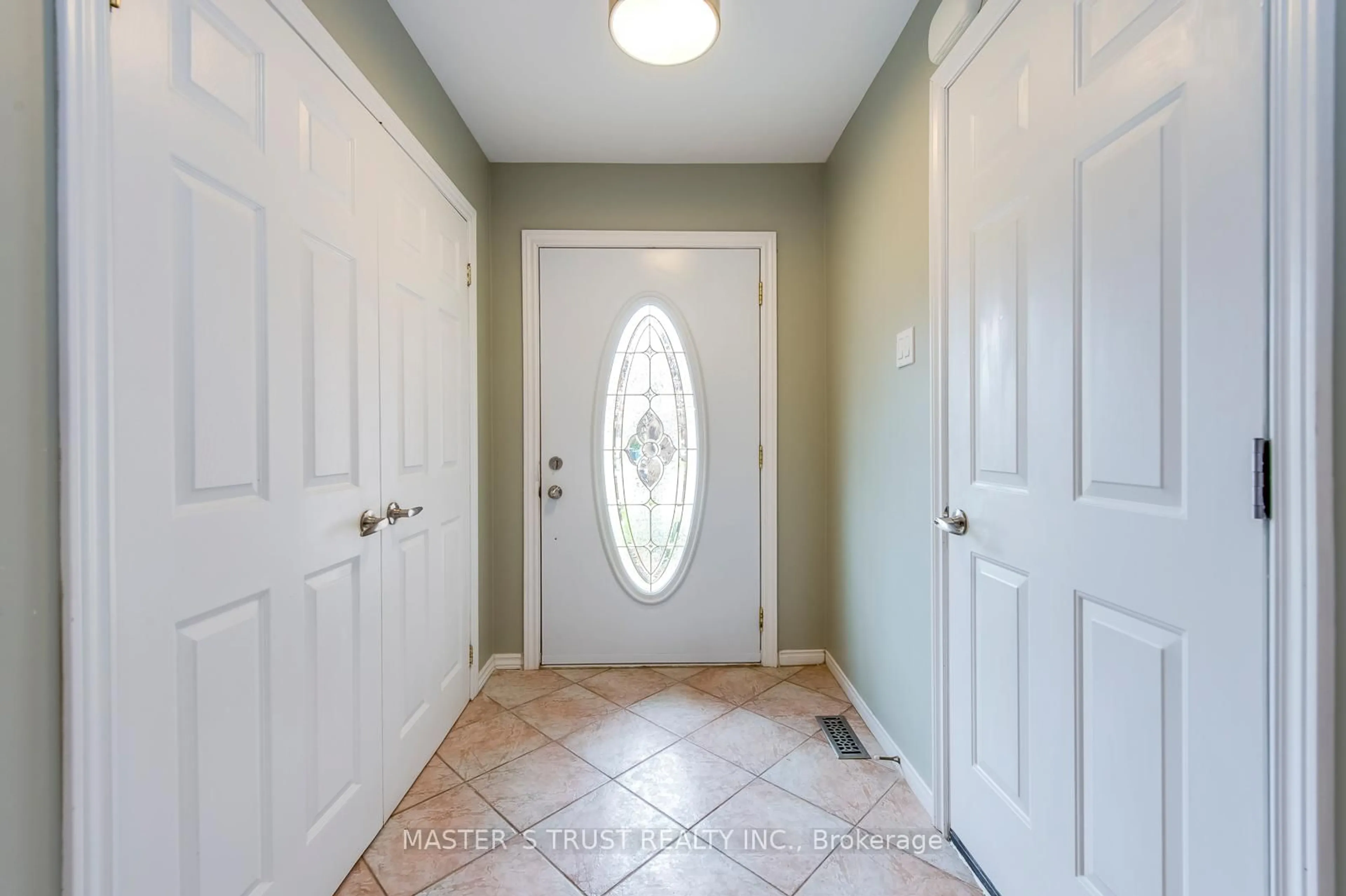 Indoor entryway for 1824 Princelea Pl, Mississauga Ontario L5M 3R8