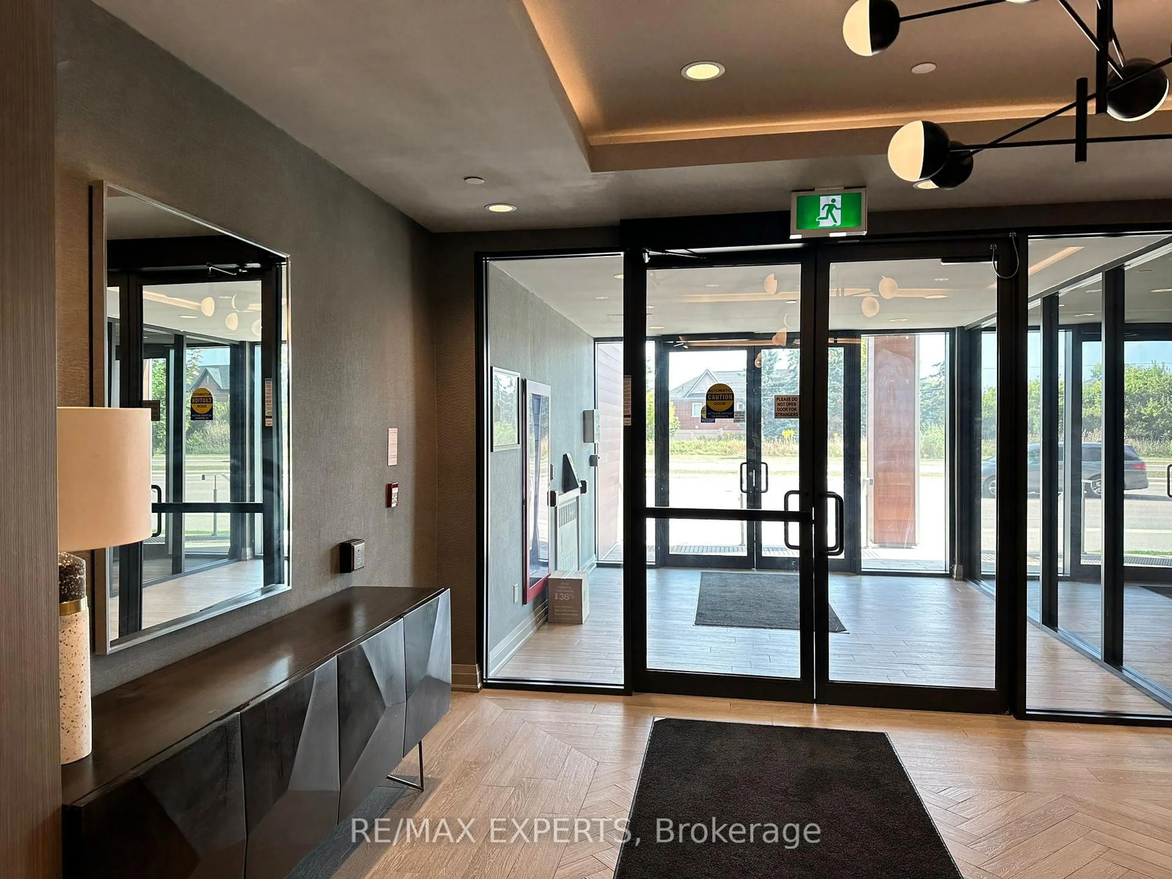 Indoor foyer for 95 Dundas St #206, Oakville Ontario L6M 5N4