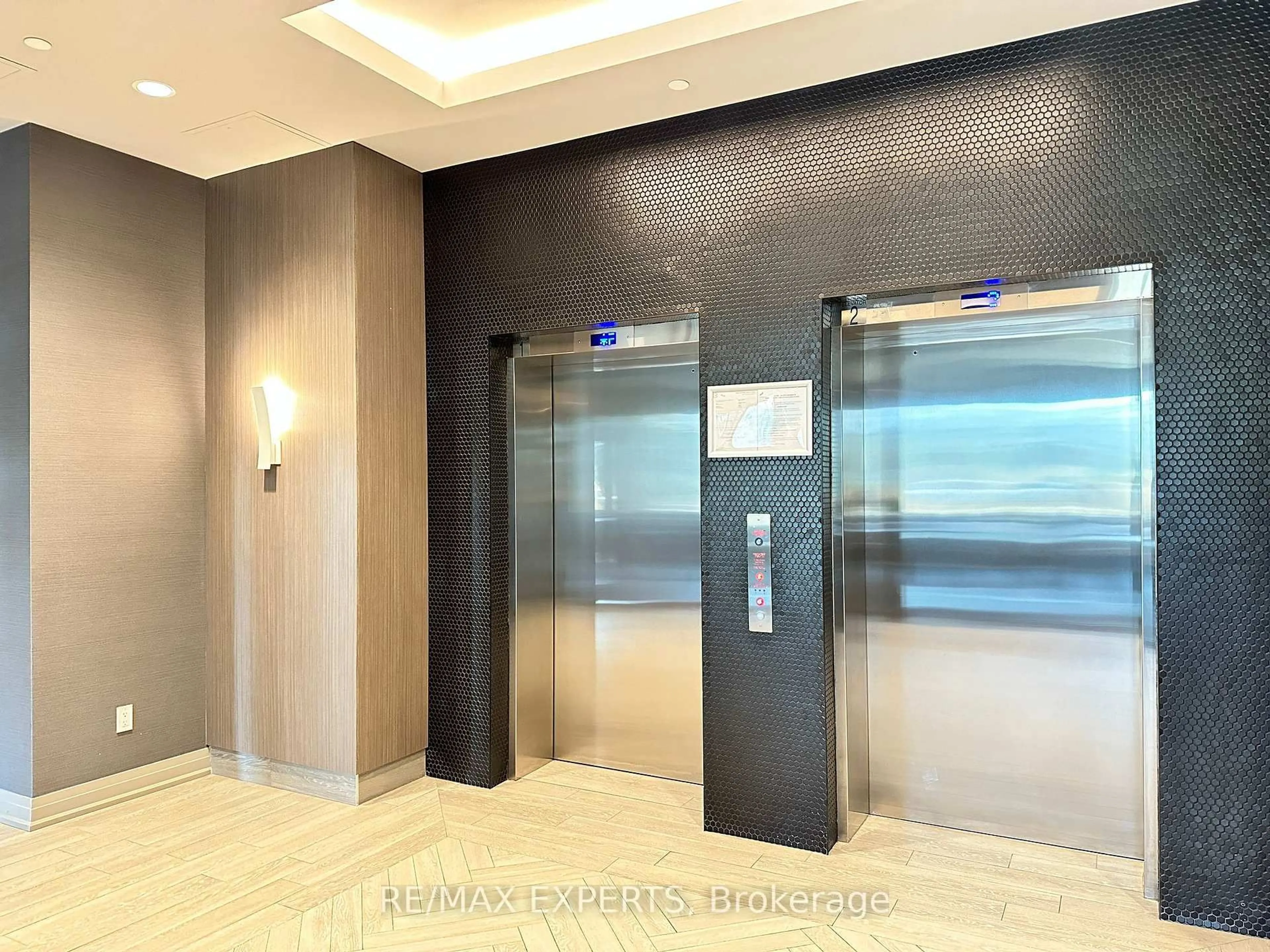 Indoor foyer for 95 Dundas St #206, Oakville Ontario L6M 5N4