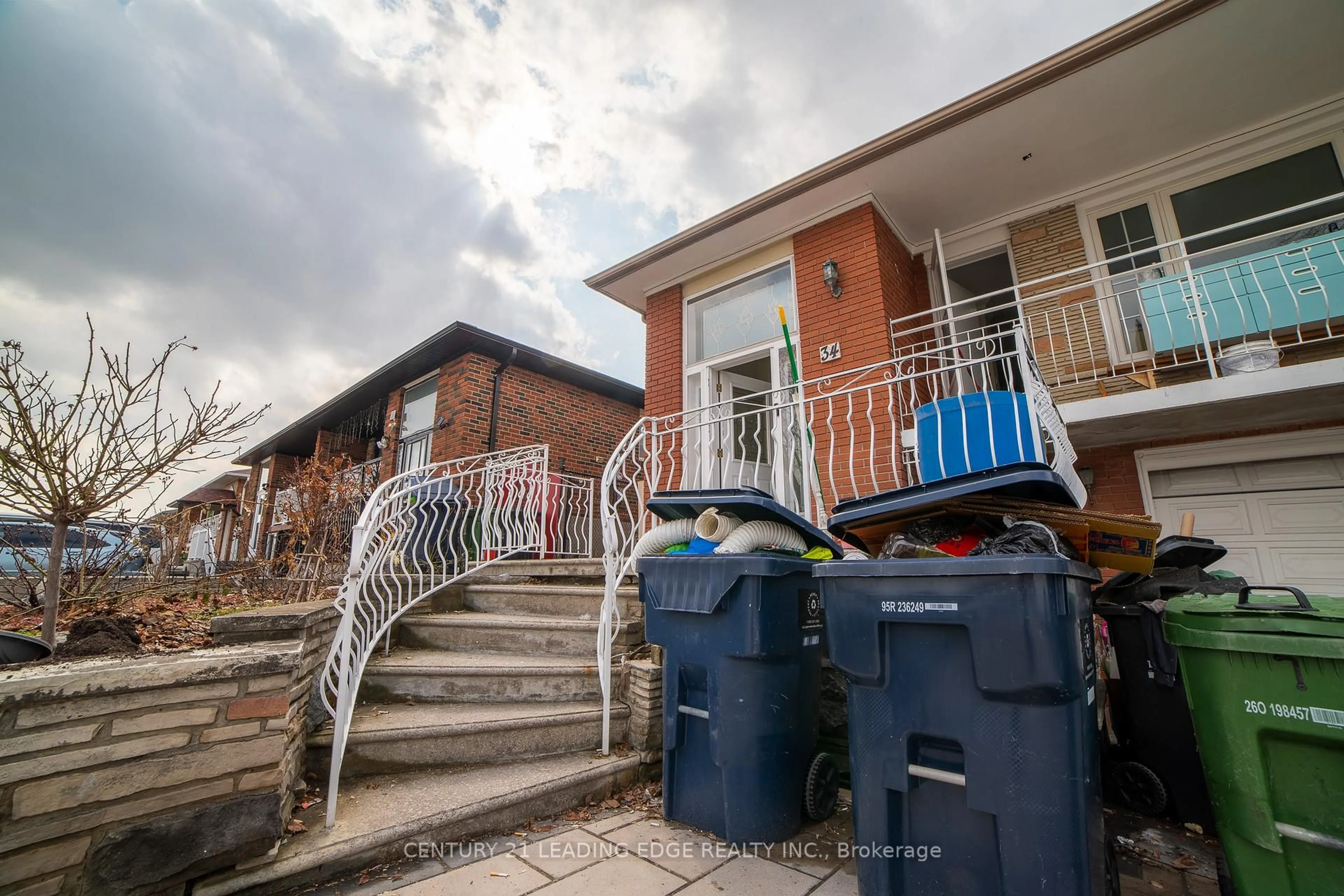 A pic from outside/outdoor area/front of a property/back of a property/a pic from drone, street for 34 Petiole Rd, Toronto Ontario M3N 2B4